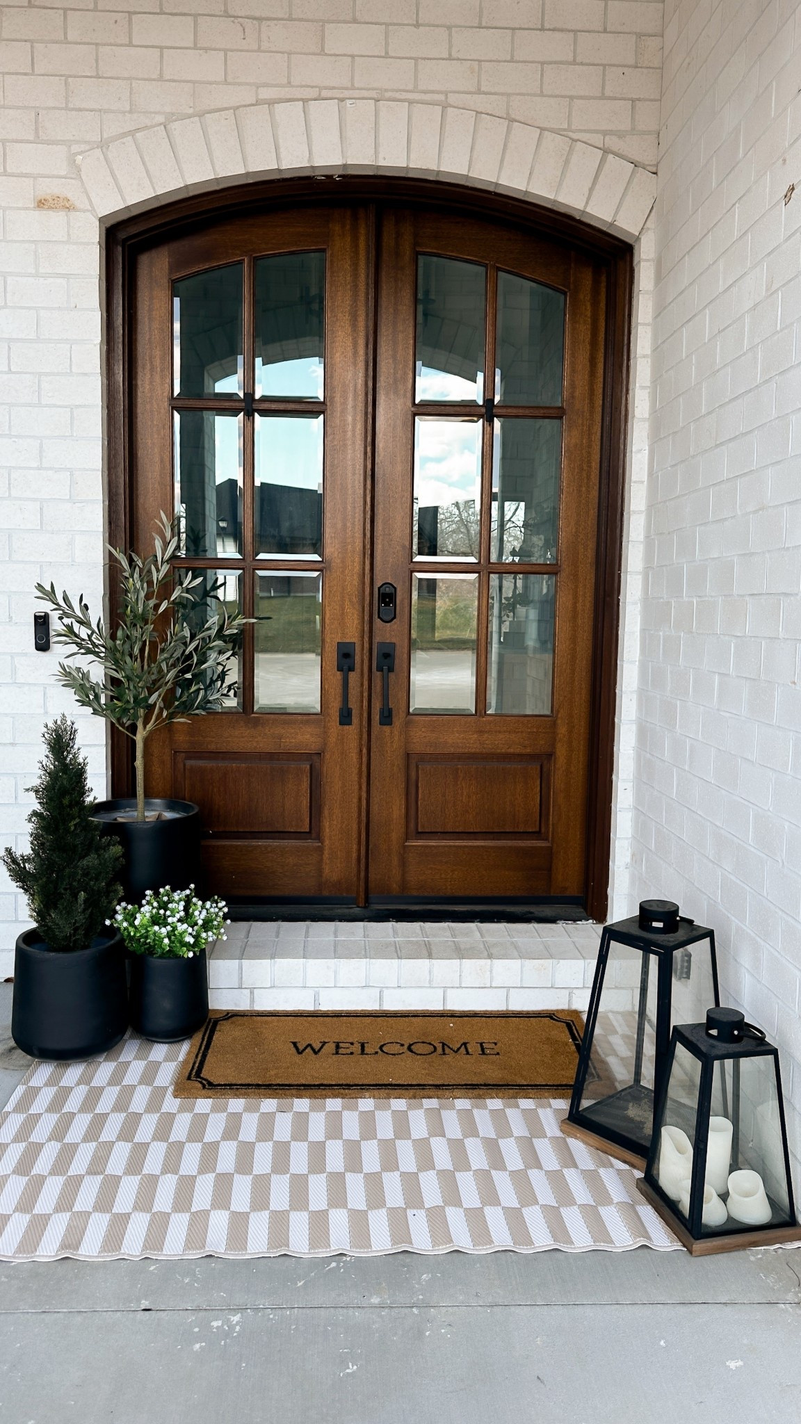 Ready for spring! The rug under my door mat is only $20 and really adds a lot to the space!
Pro-tip - all of the plants are fake. 😂


#LTKhome #LTKsalealert #LTKfindsunder50
