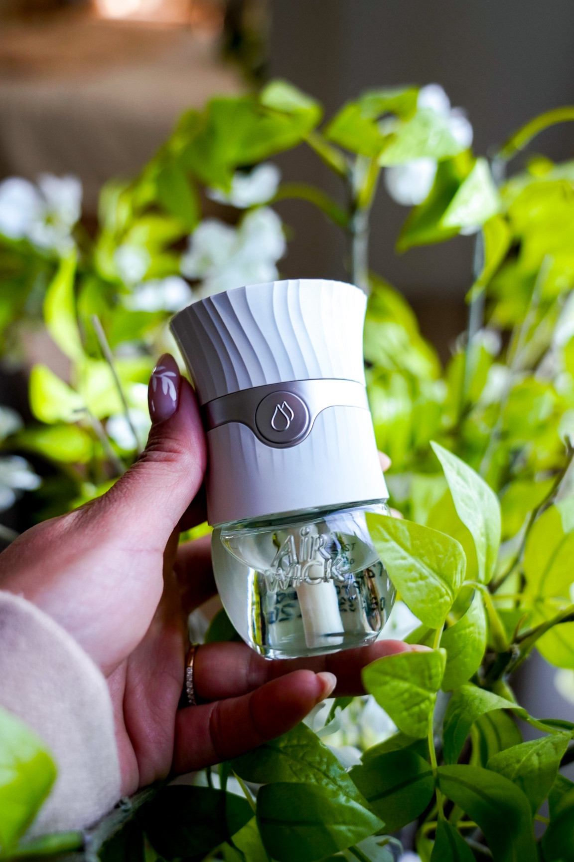 #AD 🍂 Fall is finally here, and I’m seriously excited to kickstart my favorite season with a boost from Air Wick® 

Their new Vibrant scented oils are absolute game-changers! The scents instantly transports me to the outdoors, making our home feel connected to nature. They are enriched with double the essential oils, offering luxurious blends that truly indulge our senses. 

Don’t miss out on my favorite fragrance, Winter Woods & Ivy, exclusively at @Target! 💓

#Target #TargetPartner #AirWickPartner #AirWickUS #ScentsOftheSeason #HolidaysWithAirWick @Target @AirWickUS


#LTKSeasonal #LTKhome #LTKHoliday