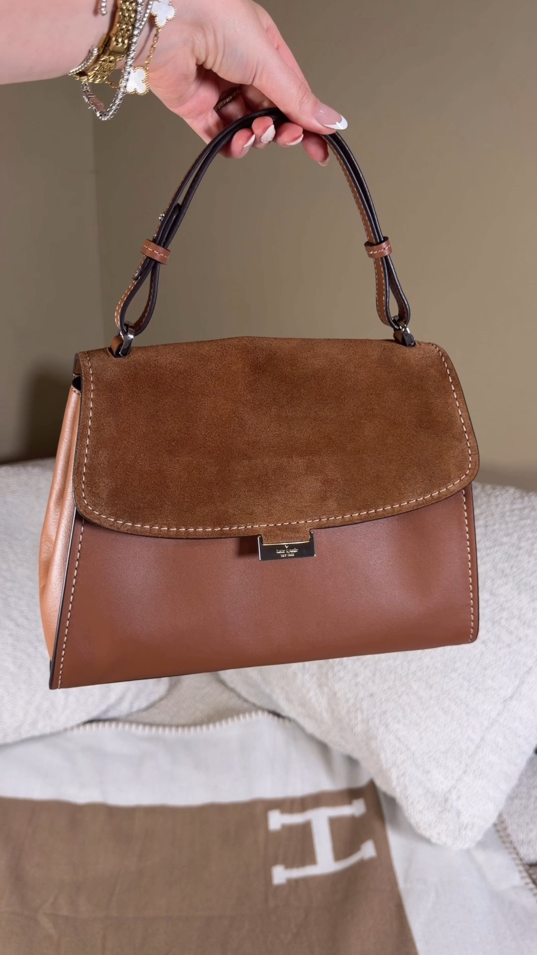 This Kate spade bag looks so much more expensive than it is 😍

I loved the new Kate spade Riley bag when I saw them online and had to check them out in person. These bags, especially this suede flap one looks even better in person. My husband was shocked by the price because he thought it cost way more than, it looks that good and high quality 😍

I ran to the Kate Spade outlet to see it and fell in love immediately! Also, a lot of yall mention that you want more silver hardware, well she has it!