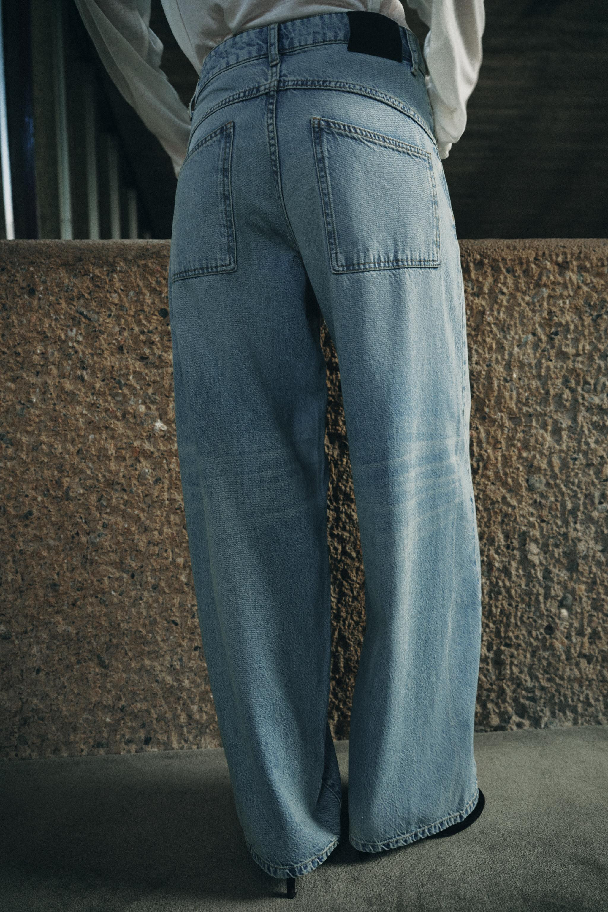 ZW COLLECTION LOOSE BARREL MID-WAIST JEANS | Zara UK