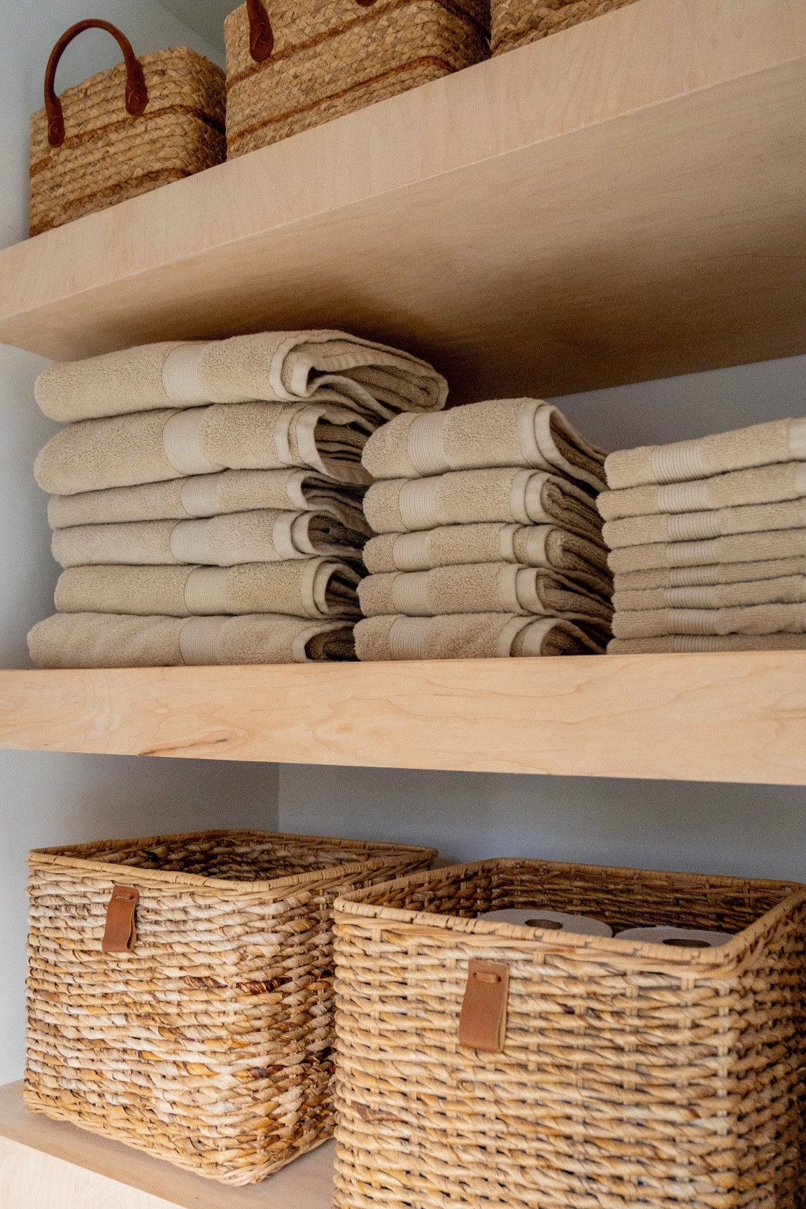 Better Home & Gardens at Walmart has fantastic guest towels I am using for our Airbnb & the price is super affordable! 
The color here is: almond biscuit.

#Walmarthome
#Airbnbhome
