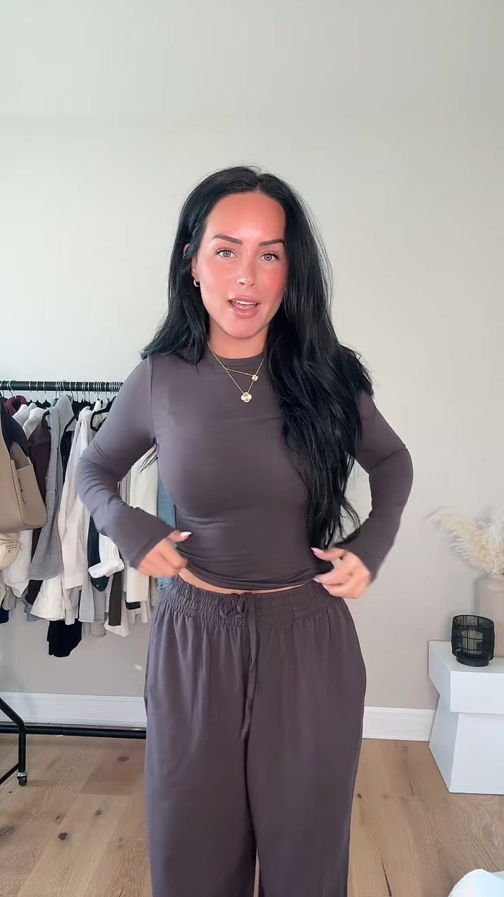 Skims new color that is gorgeous for fall 🤎 I will have this lounge outfit 🔗 on my LTK in the Skims section! 

My sizing 5’7, 145lbs, 32dd
I’m wearing a size small in both 

#LTKStyleTip #LTKActive #LTKTravel