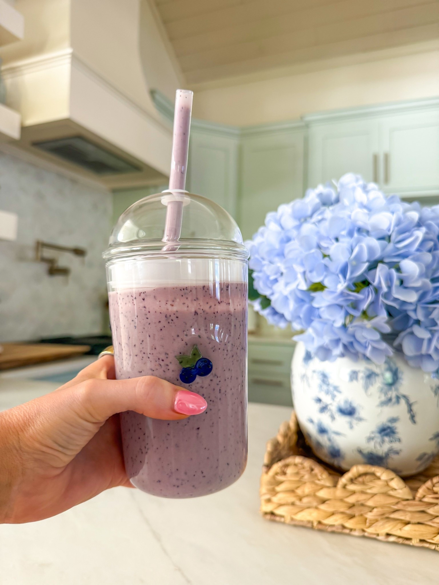 The cutest icon glass tumblers!! Come with the dome lid and straw! 






Tumbler with lid and straw
Walmart finds 
Walmart home 
Smoothie cup 
Iced coffee 

#LTKHome #LTKfoodie #LTKselfcare