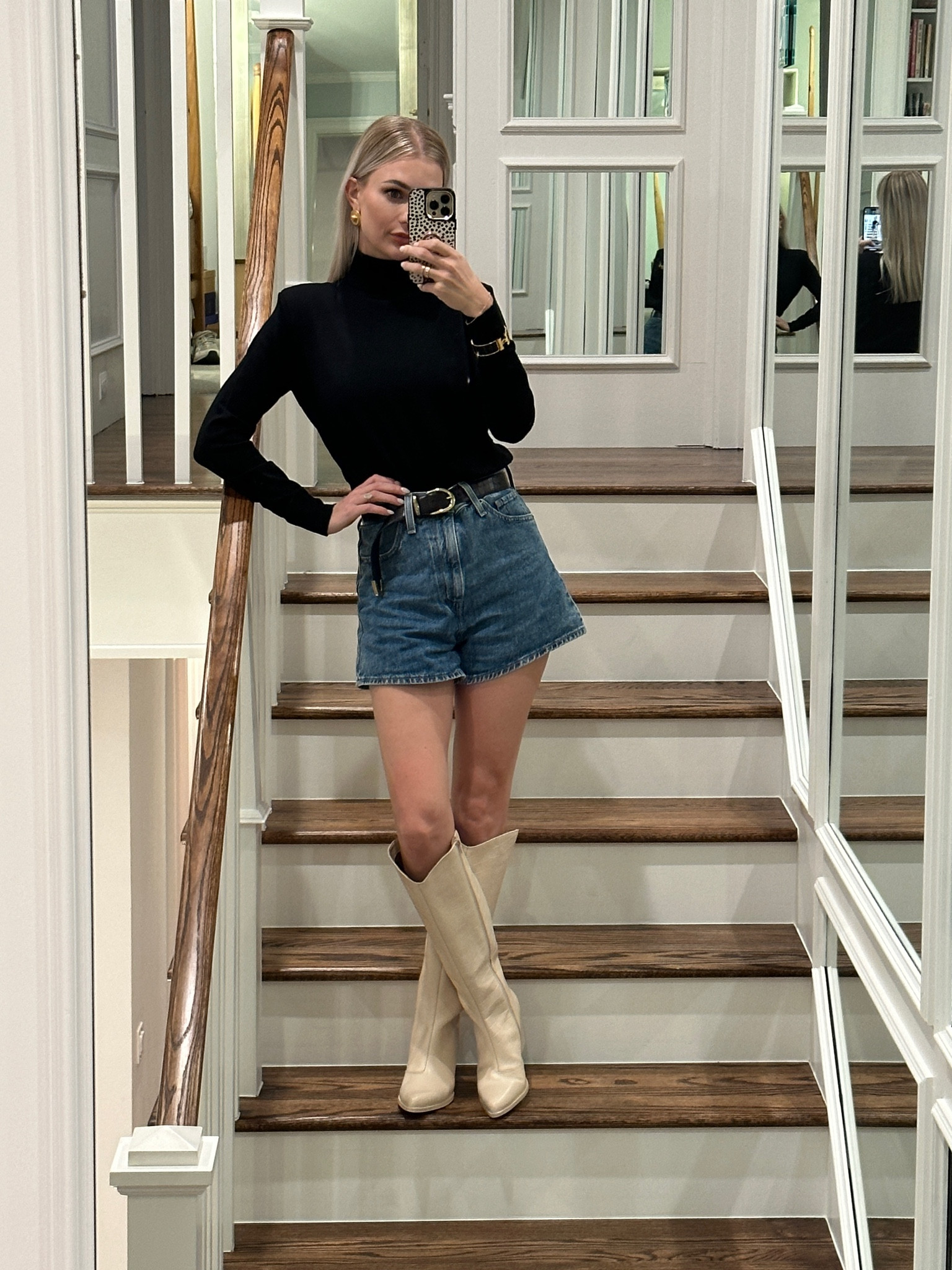 Texas chic! Who doesn’t love a black turtleneck and a cream colored boot moment? This kinda cowboy boot kinda not look is what I’ll be wearing my whole Texas trip!