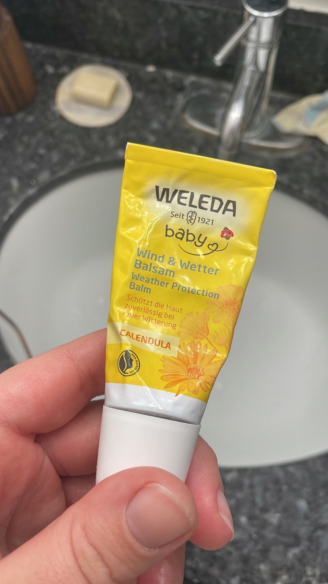 Wenn es draußen kalt ist, ist diese Creme ein Gamechanger!
Ursprünglich zur Narbenpflege gekauft, nutze ich sie dafür wofür sie ist - Wind & Wetter 😆 ausprobiert bis -20°C draußen, bin ich super happy damit! 

#LTKbeauty #LTKdeutschland