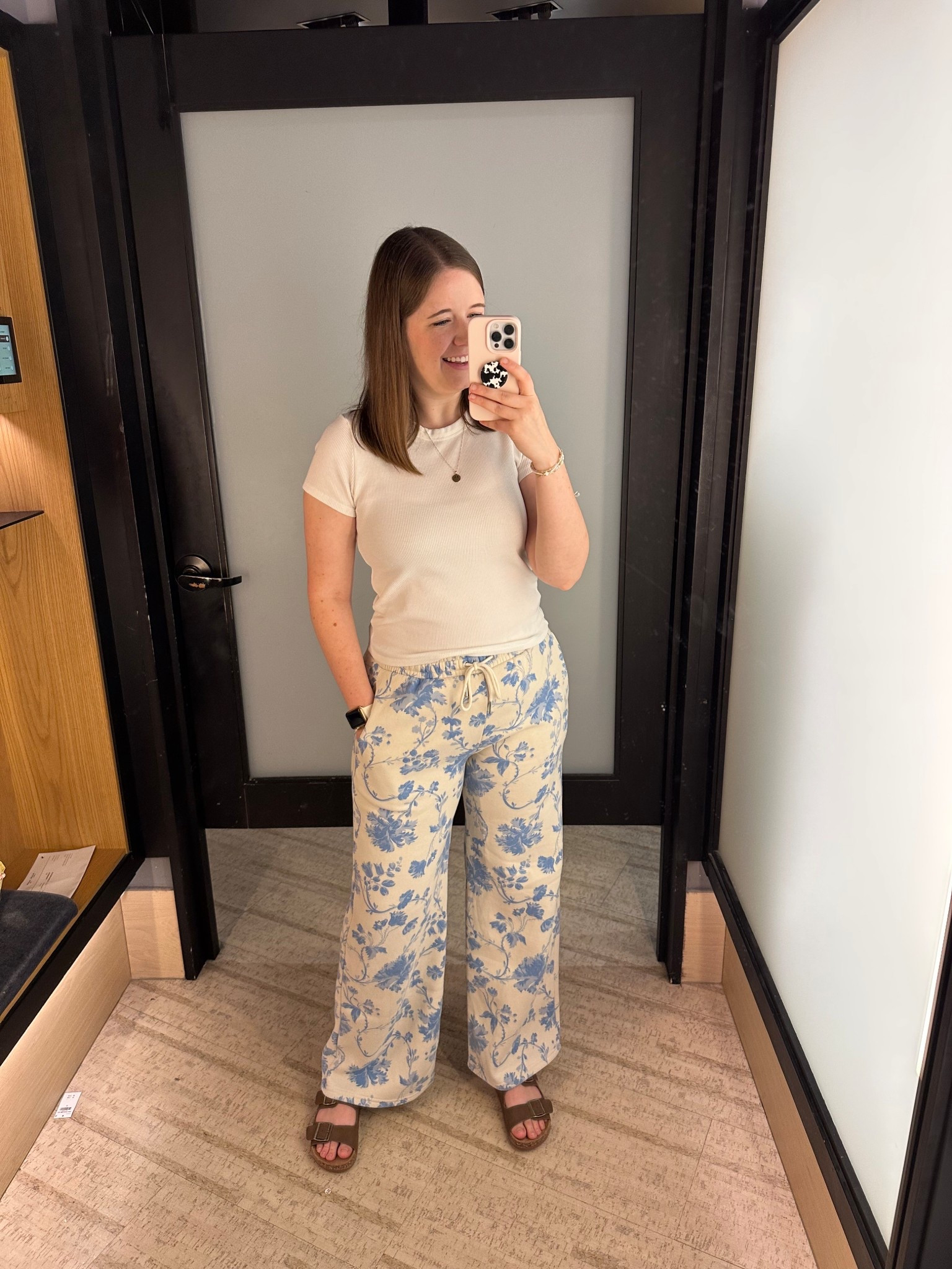 Oh I’ll be living in these super cozy sweatpants all winter! So soft and comfy! I’m wearing a size medium 🤍

#LTKStyleTip #LTKSeasonal #LTKFindsUnder100