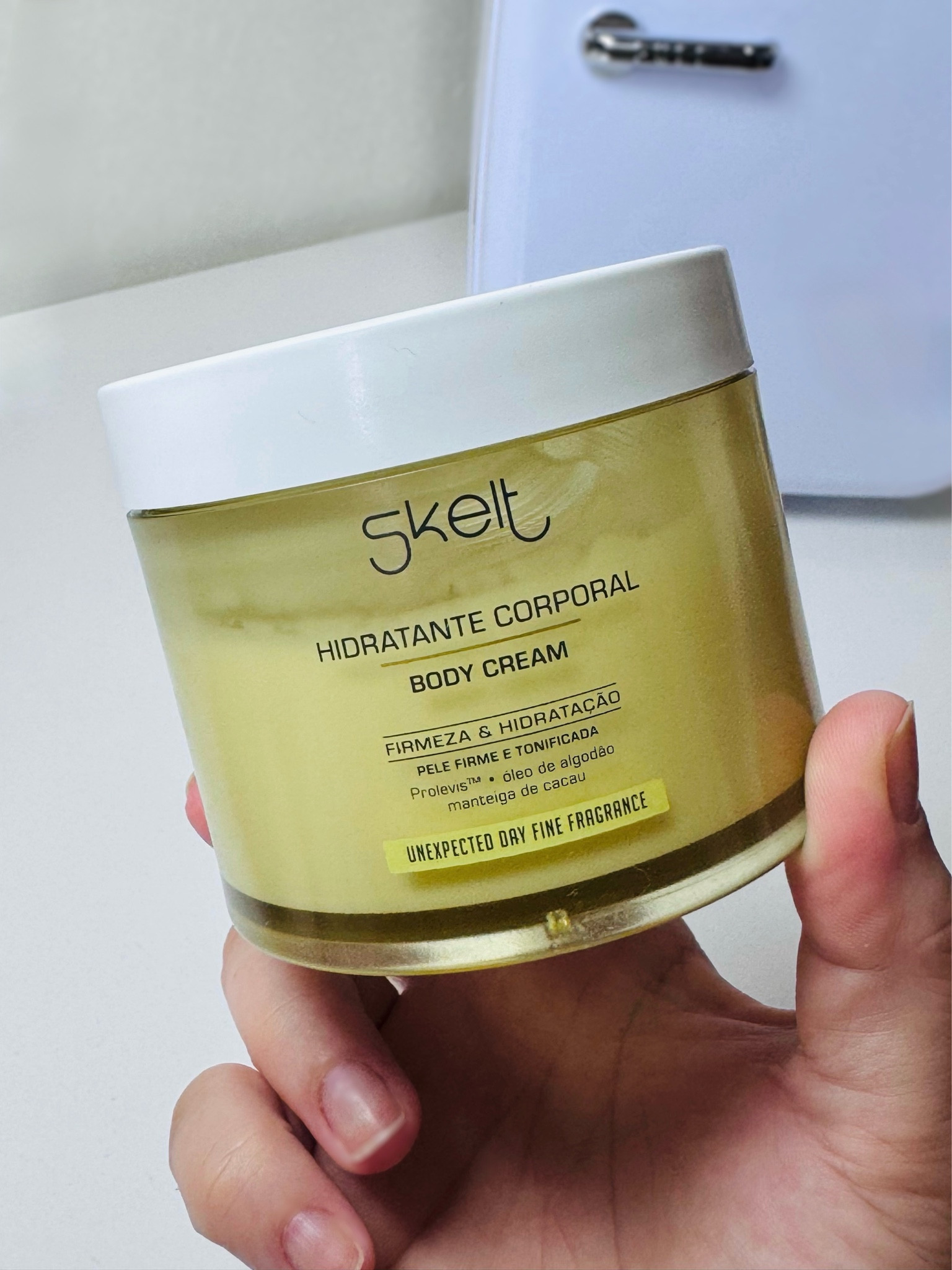 Um dos melhores hidratantes corporais que eu já usei. O melhor é que ele dispensa perfume, já que ele é muito perfumado. Minha pele está cada dia mais macia. Tô amando! 🩷

#LTKsalealert #LTKbrasil #LTKbeauty