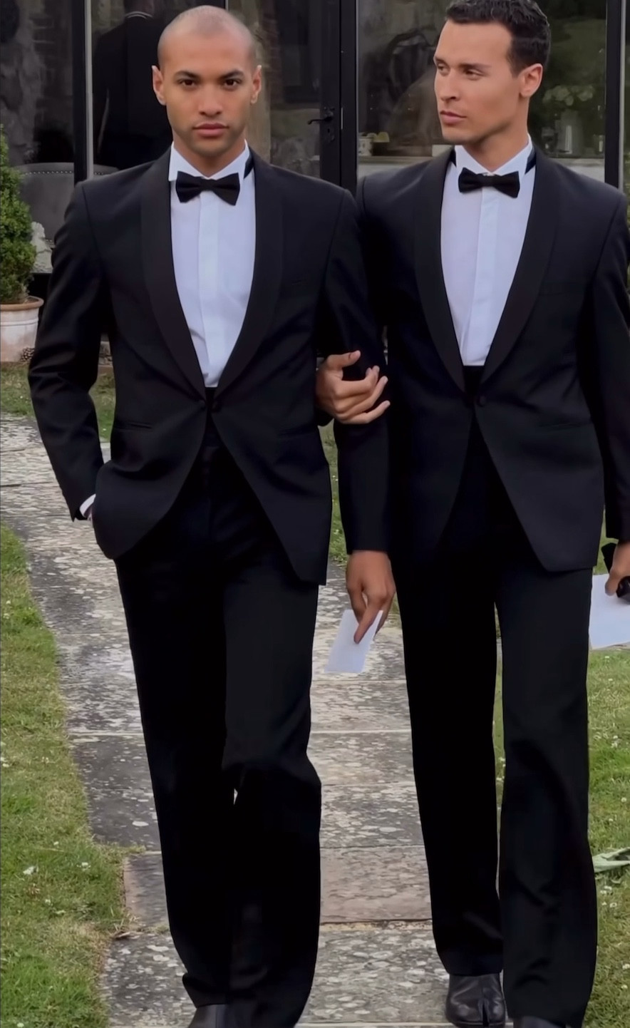 Costume noir

smoking noir, pantalon et veste de costume noir classique #costume #suit #smokingnoir

#LTKwedding #LTKmens