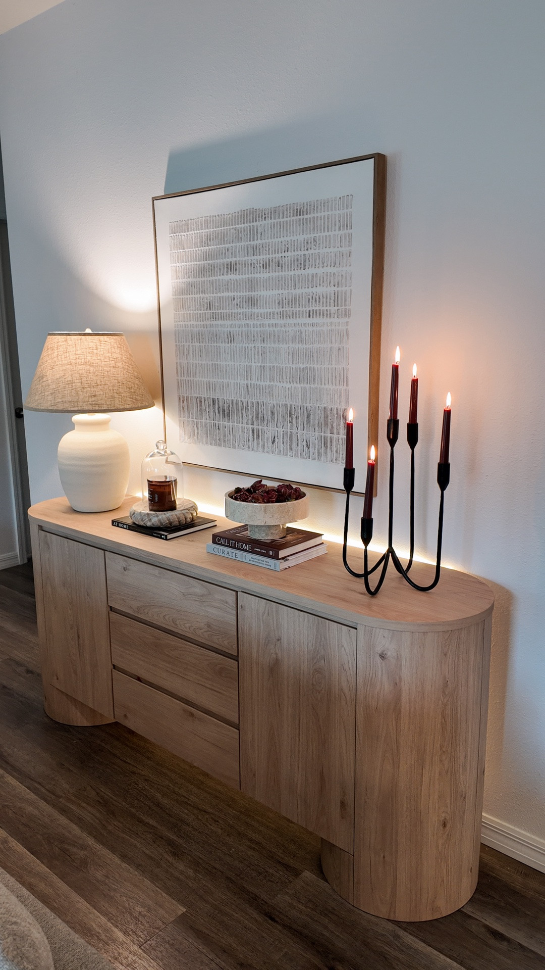 @susinel Living room fall decor 🍂 PART 1 ✨🤎 la próxima semana les mostraré el resto del living room 😍 ya casi terminamos esta serie como van con sus decoraciones? 

Comenta SHOP DECOR te envío todo 🔗👌🏻

#livingroom #livingroomsideboard #sideboardtable #falldecor #falldecorations