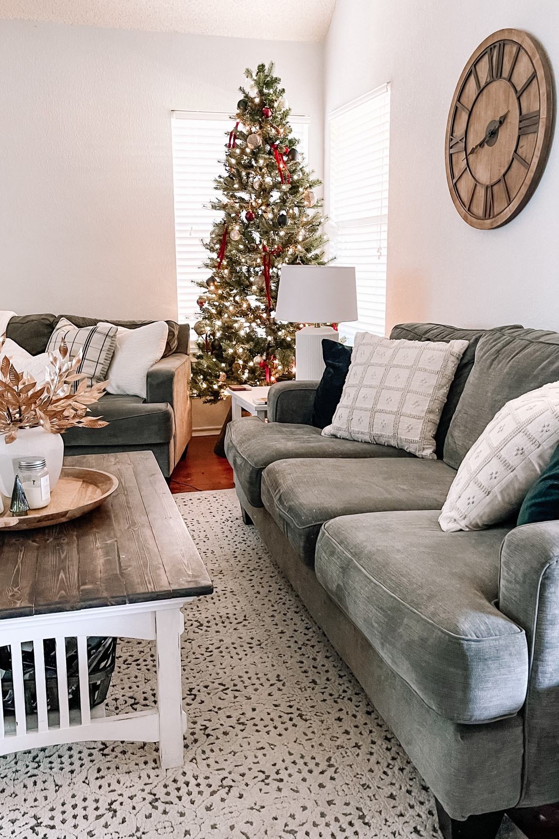 Christmas living room 

#LTKSeasonal #LTKHoliday