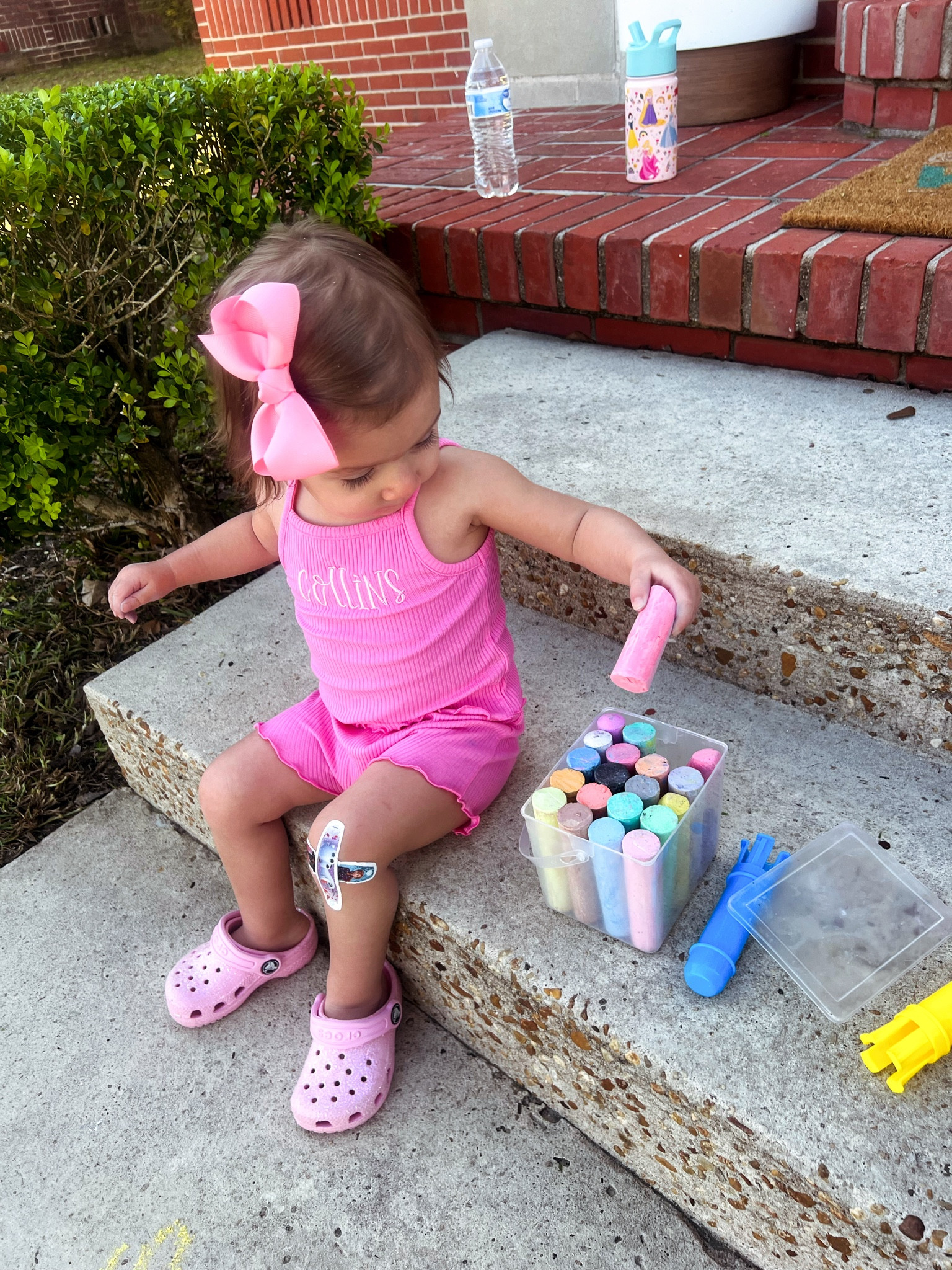 this sidewalk chalk with holders for the chalk is a game changer and it is only 3.99 👏🏼 15hannah works for 15% off @mudpie 🩷

#LTKkids #LTKSeasonal #LTKfindsunder50