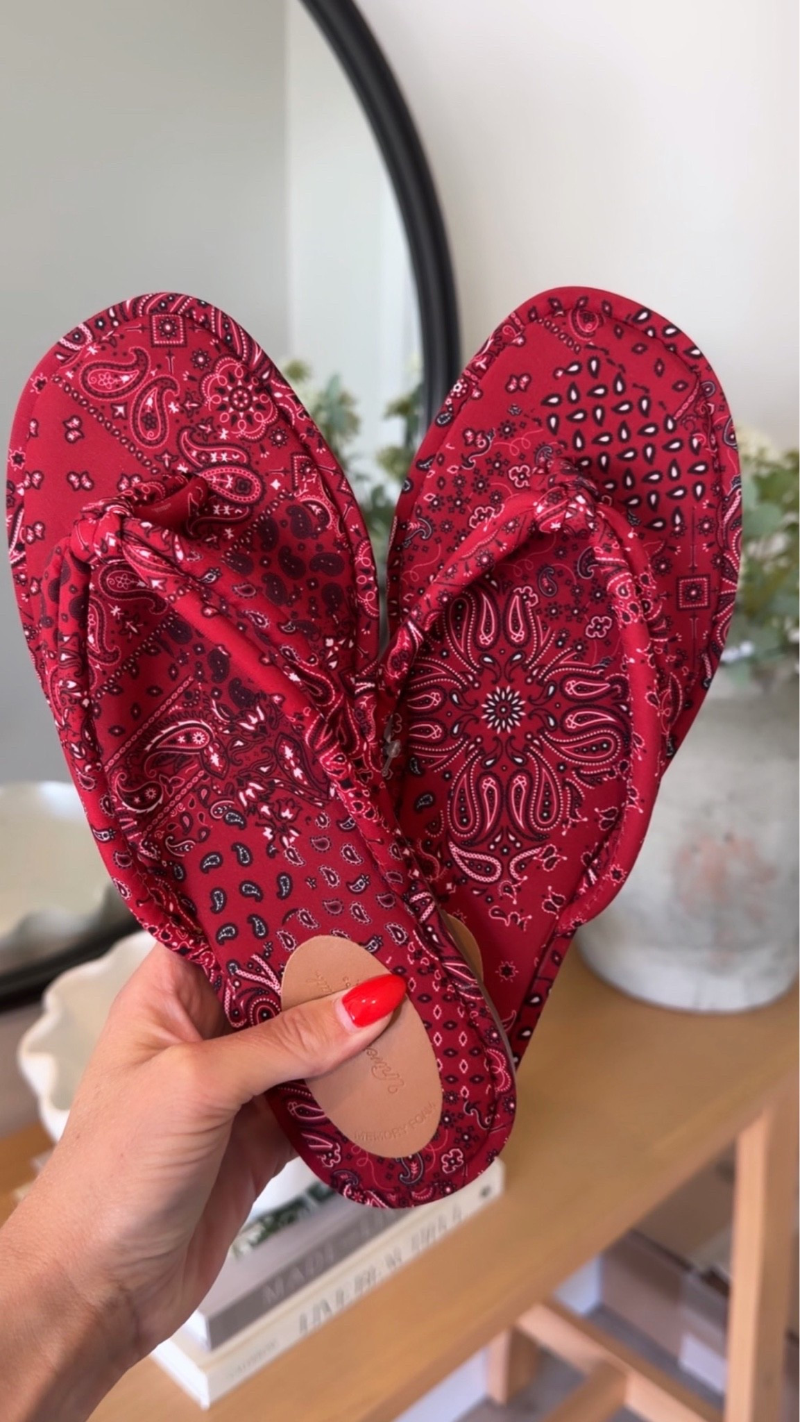 Bandana print flip flops!🤠