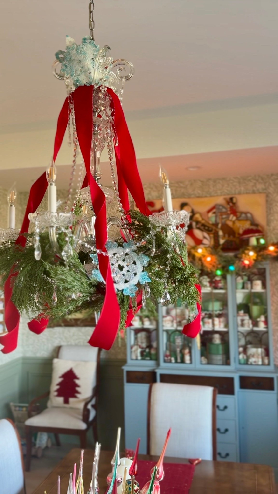 The Christmas chandelier of my dreams! 

#LTKHoliday #LTKHome #LTKSeasonal