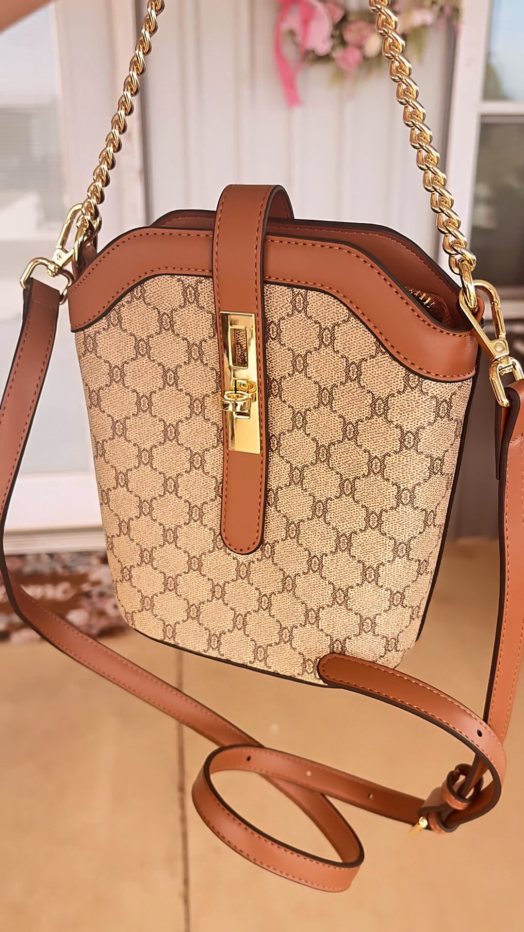 Designer Look 👀 I found the Best travel crossbody 
‼️Danas_Randomfinds‼️ 
Follow☑️Like👍🏻Share🫶🏻
🛍️Where you will get daily random fashion finds based on comfort, quality and style!!!!   Thank you 😊 
#amazonfinds 
#danasrandomfinds #amazonessentials 
#amazonfashion 
#emptynester 
#over50
Below ⬇️ is how you get your links!!