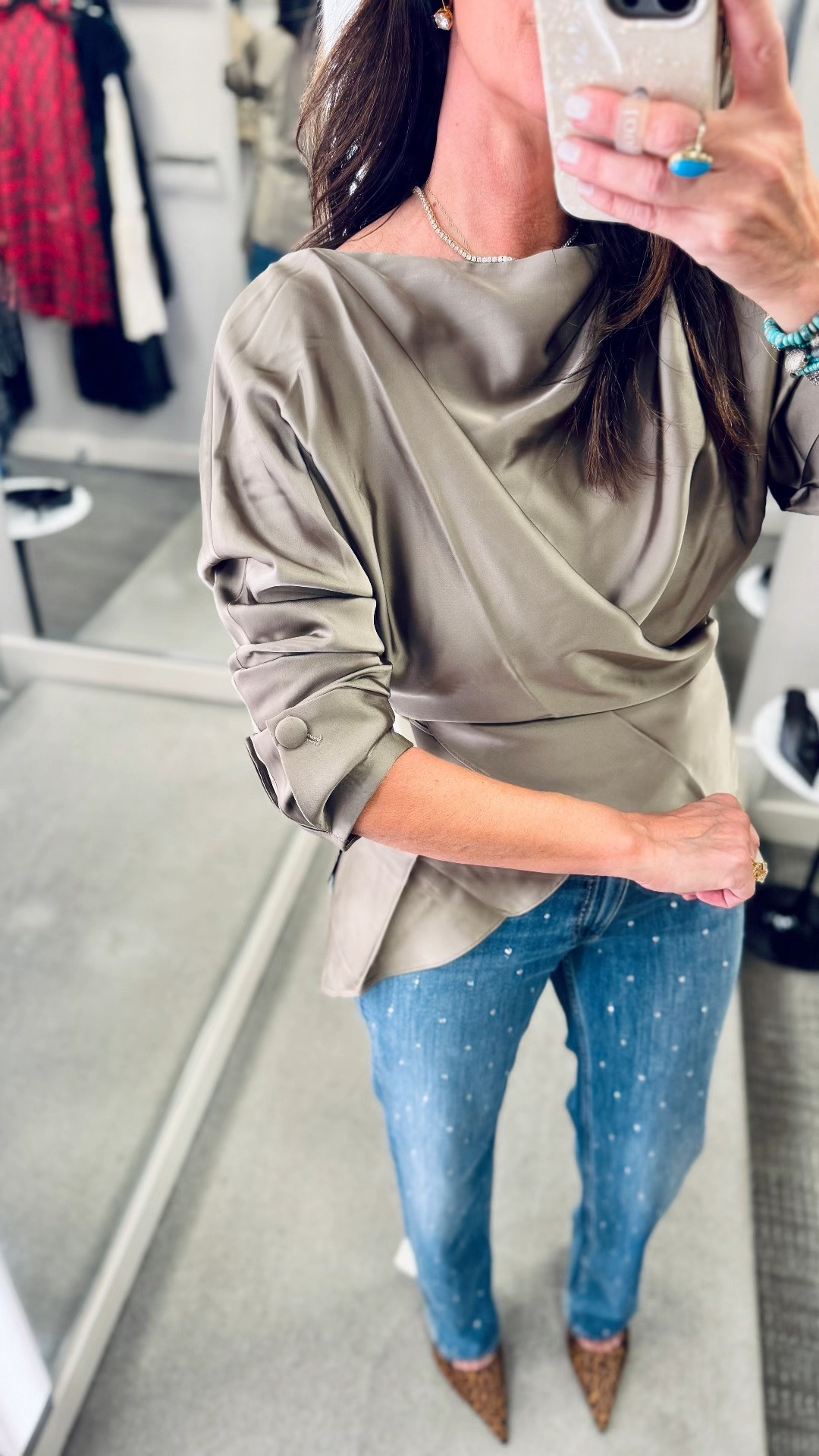I  seriously died when I saw how awesome this looks on!! You have to crisscross it and tie in the back ❤️ 1000/10 🙌 
Great price and detail 
Wearing size small