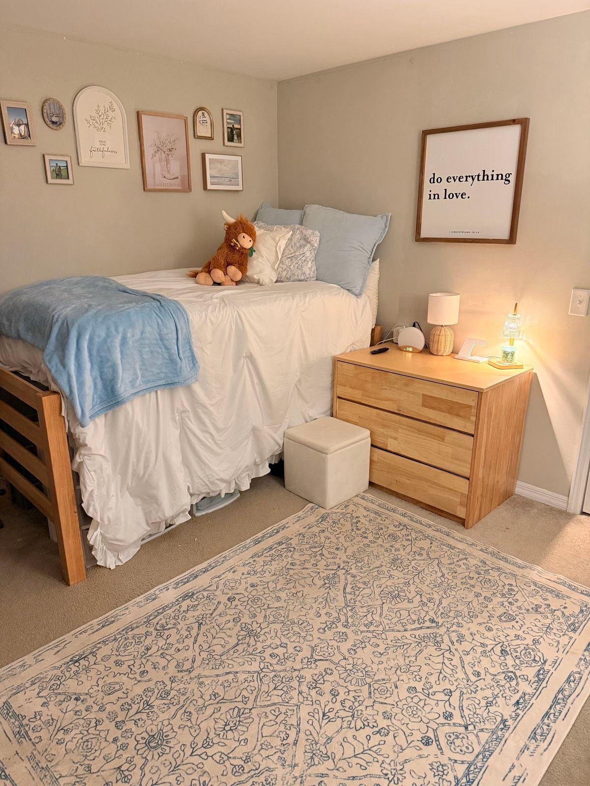 My coastal cottage dorm room refresh 🤍🌊 Light blue + crisp white with warm wood tones is the softest, dreamiest combo. I wanted it to feel cozy, airy, and aesthetic while still being functional for college life.

Most of these finds are affordable Amazon home decor pieces that are easy to recreate — bedding, throw pillows, lamps, wall art, storage, and all the little details that make it feel elevated but still dorm-friendly.

If you love coastal decor, cottagecore vibes, or neutral aesthetic rooms, you’ll love this setup. Saving this as my favorite dorm look yet 🕊️✨

#LTKHome #DormRoomDecor #AmazonHome #CoastalDecor #CottageCore #AestheticRoom #DormInspo #CollegeApartment #NeutralDecor #CoastalCottage

#LTKU #LTKHome #LTKdayinmylife