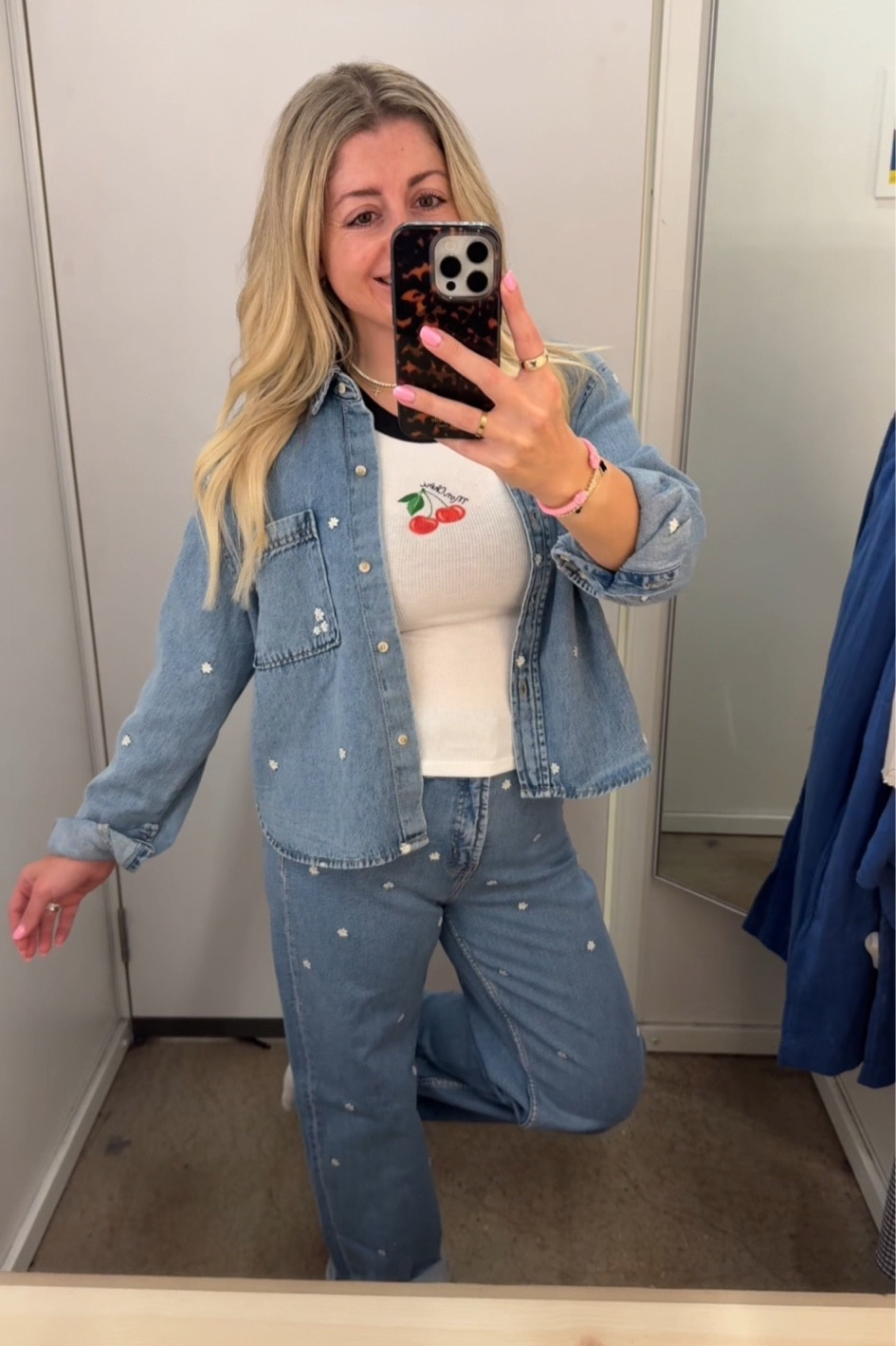 Casual outfit 
Size small
Jeans tts
Nike sneakers tts
Old navy finds 

#LTKShoeCrush #LTKFindsUnder50 #LTKFindsUnder100