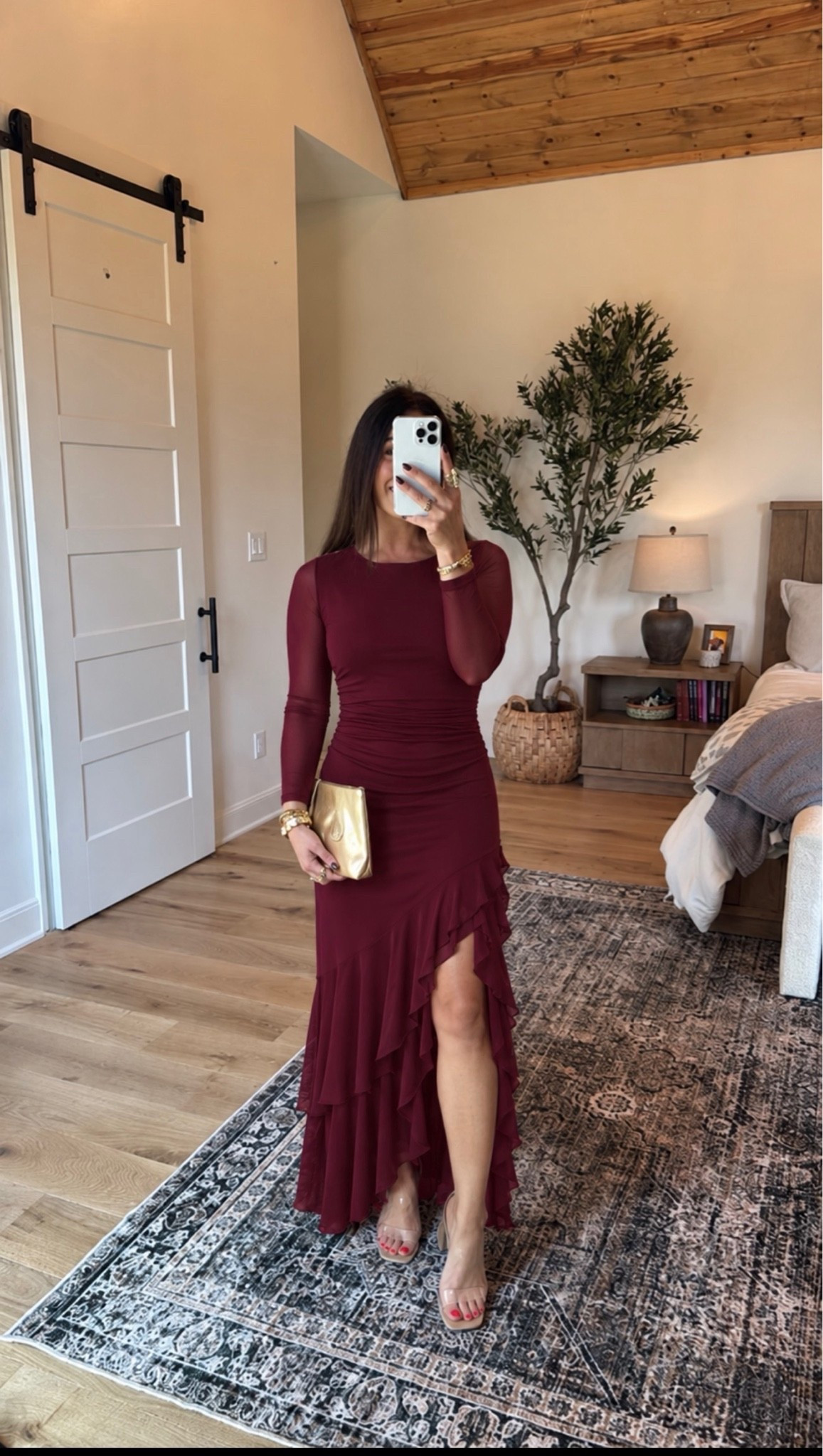 The color of this dress is EVERYTHING for fall! 🍷✨ This burgundy long sleeve dress is so flattering with the ruched detail, ruffle hem, and gorgeous leg slit. Perfect for fall weddings, date night, family photos, holiday parties, or any special occasion!