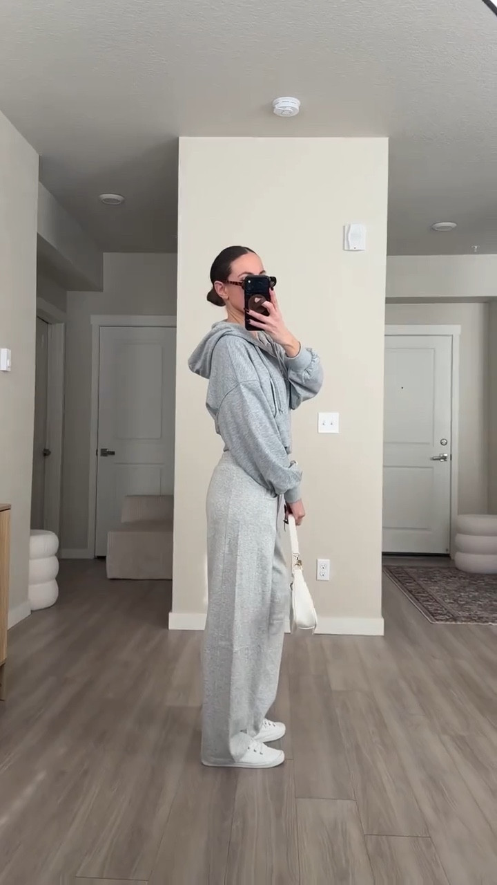 lightweight comfy barrel sweatpants.  so so good!!

#sweatpants #greysweatpants #zipperedhoodie 

#LTKFindsUnder50 #LTKSaleAlert #LTKootd