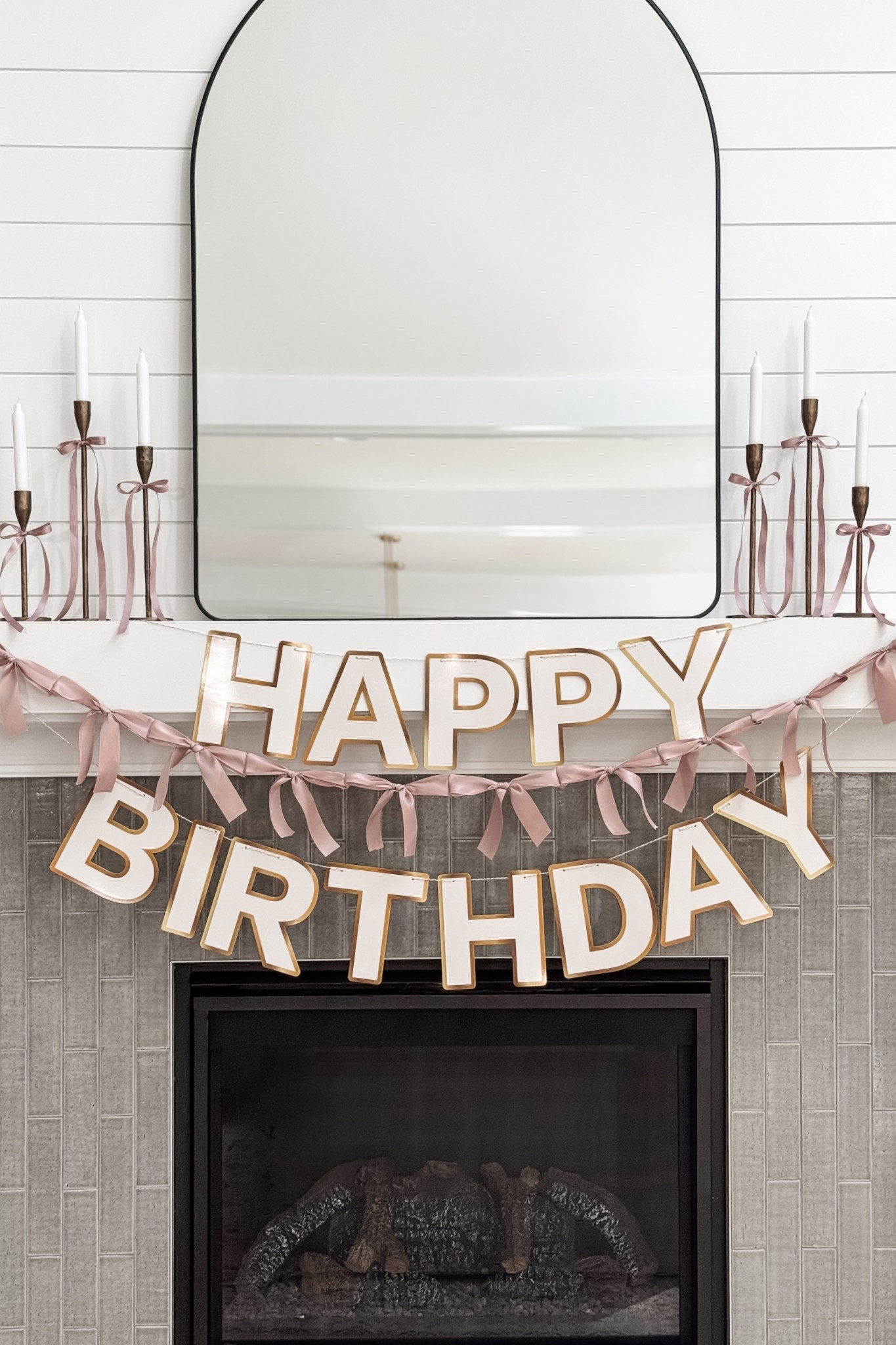 Chloe’s bow-themed First #BirthdayParty mantel decor 🧁🎀

#LTKKids #LTKParties