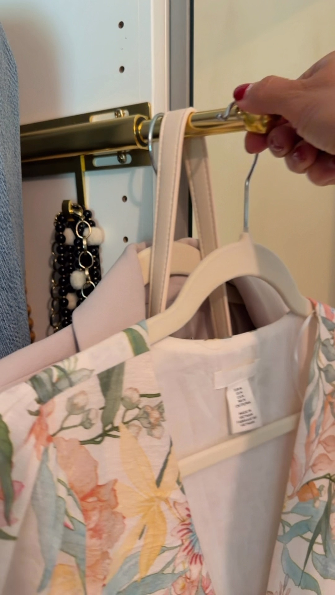 Pequeño detalle que amo en mi closet ! 
#closetorganization

#LTKdayinmylife #LTKSeasonal #LTKHome