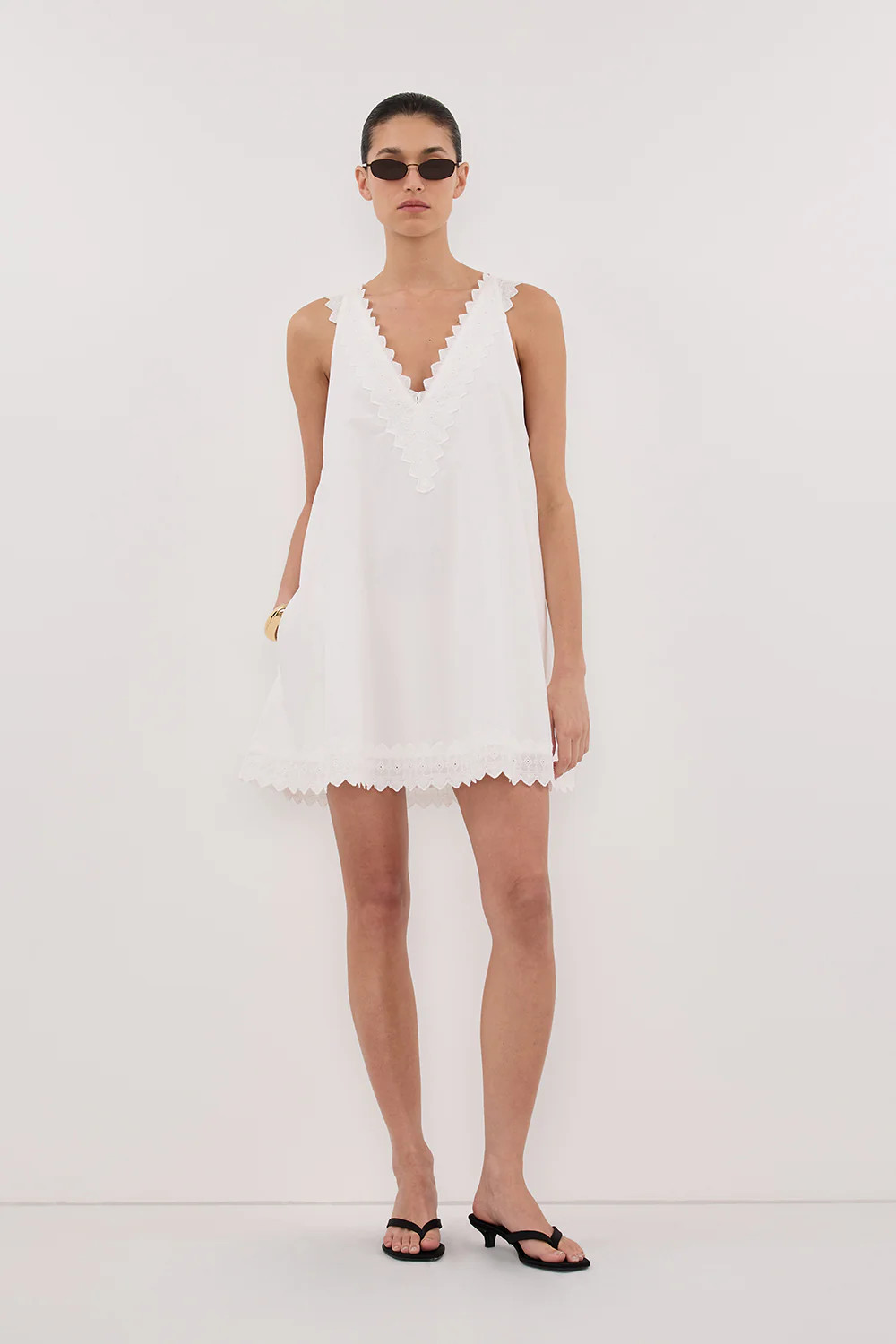 ANNABEL WHITE SLEEVELESS V NECK MINI DRESS | DISSH