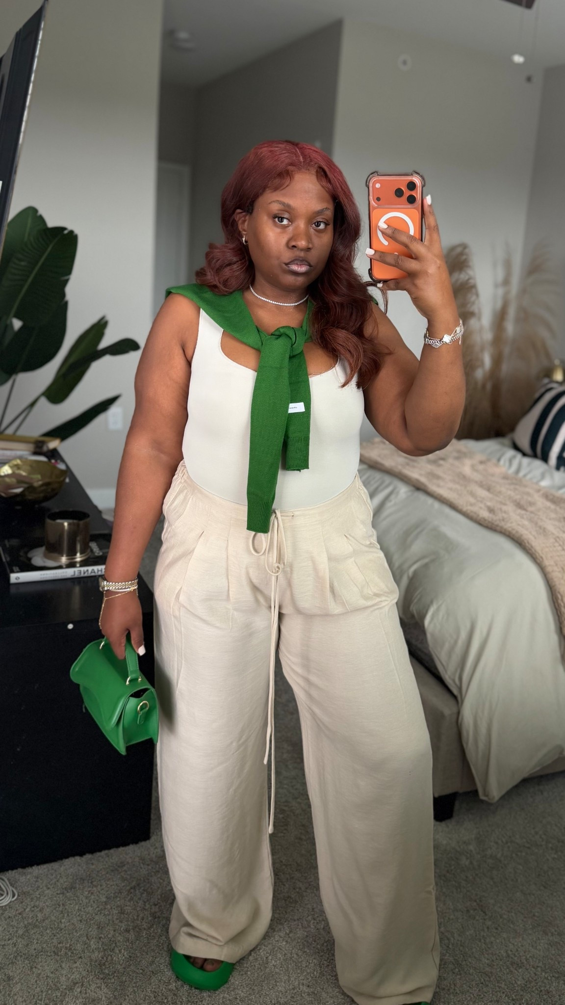 neutral set + a pop of green 💚
this is one of those easy looks that always works… comfortable but still put together

wearing an XL in everything 
shoes are a size 9
linking this exact look + similar options for everything I couldn’t find