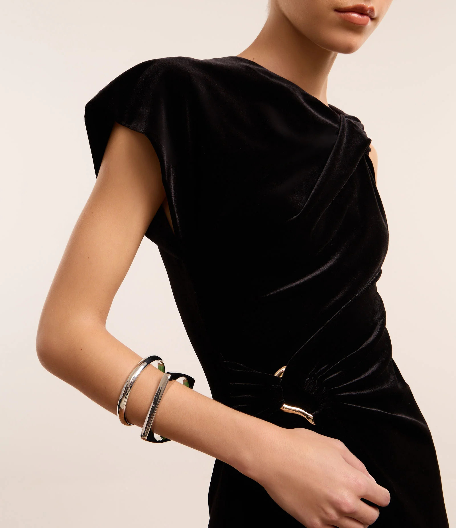 Kit 02 Braceletes em Plástico com Formatos Geométricos Prata - Lojas Renner | Renner (BR)