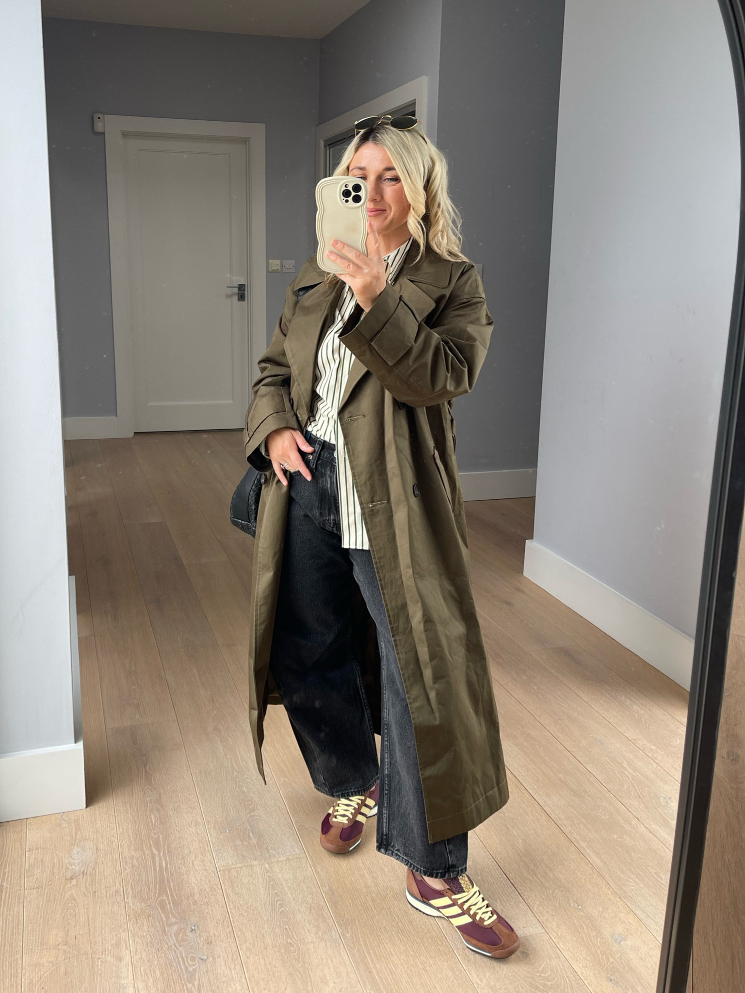 Outfit from the weekend 🤎🍂 

Trench is Riverisland 
Balloon jeans Abercrombie & fitch (size 27 short) 
Shirt @riverisland 
Runners @adidas 

#LTKeurope #LTKireland #LTKworkwear