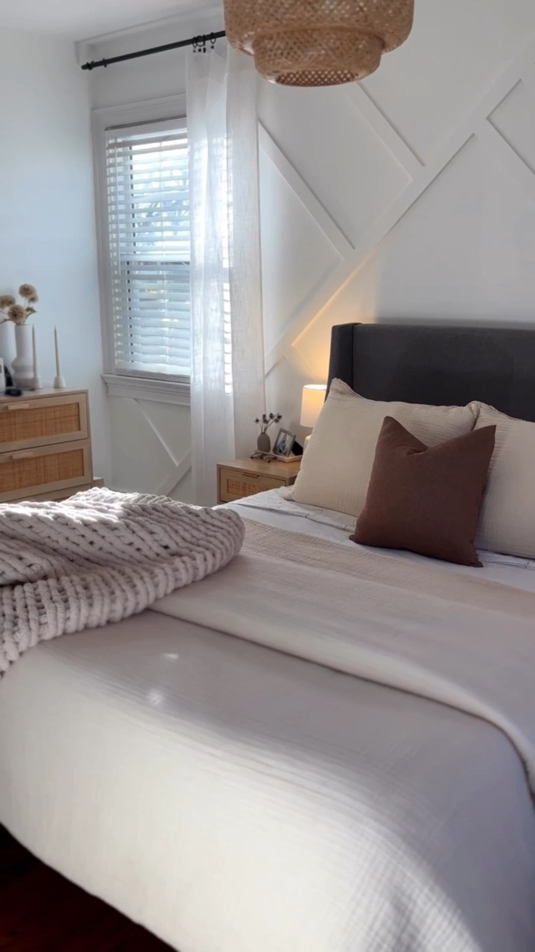 light & bright but keep it neutral . . . modern primary bedroom 

🫶🏻 🫶🏻 DOUBLE TAP if you love a white bedroom!



.
.
white primary bedroom inspo |
modern coastal home decor |
budget-friendly bedroom |#LTKCyberWeek 

#LTKFindsUnder100 #LTKHome