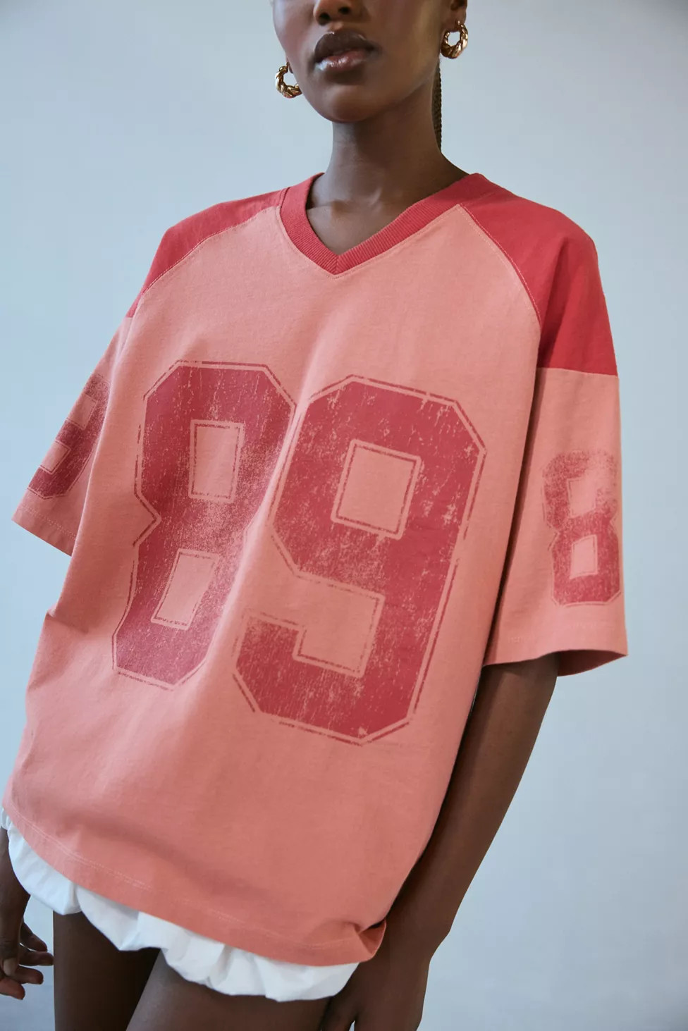89 V-Neck Boxy Graphic Tee | Urban Outfitters (EU)