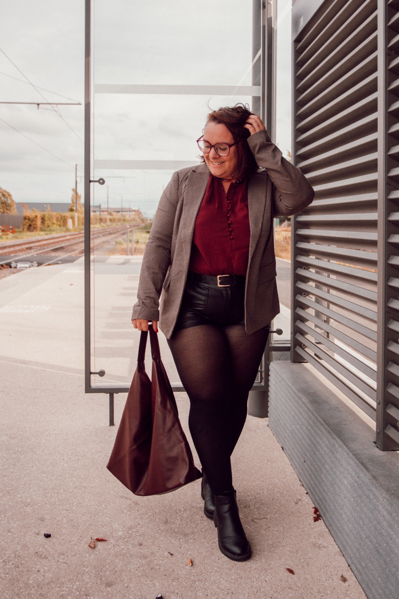 Mon look préféré de la sélection 🖤

J’adore le contraste entre le short enduit rock et la blouse bordeaux ultra-féminine, le tout adouci par un blazer oversize à carreaux.

Une tenue parfaite pour un café entre copines ou une journée en ville ☕

👉 CODE PROMO : MG15 (valable jusqu’au 26 Octobre, sur l’application française et le site internet, sur une commande par personne)

@Bonprix #bonprix #fashionmadesmarter



#LTKmidsize #LTKautumn #LTKfrance