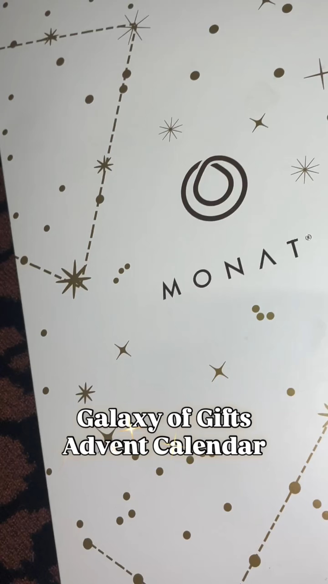 Kicking off the weekend with Day 1 of the Monat Galaxy of Gifts Advent Calendar ✨ I’ve decided to open these periodically before Christmas 🎁 

Day 1 revealed the Ravishing Monat Black 2-in- 1 Shampoo and Conditioner the perfect Rosemary scent for anyone wanting to improve hair strength 🖤 

DM to start you Hair Journey with Monat ✨

#Monat #MonatAdventCalendar #MonatBlack #MonatBlackShampoo #MonatBlackConditioner #MonatUnboxing #HolidayUnboxing #ChristmasBeautyBox #HairCareUnboxing #BeautyUnboxing