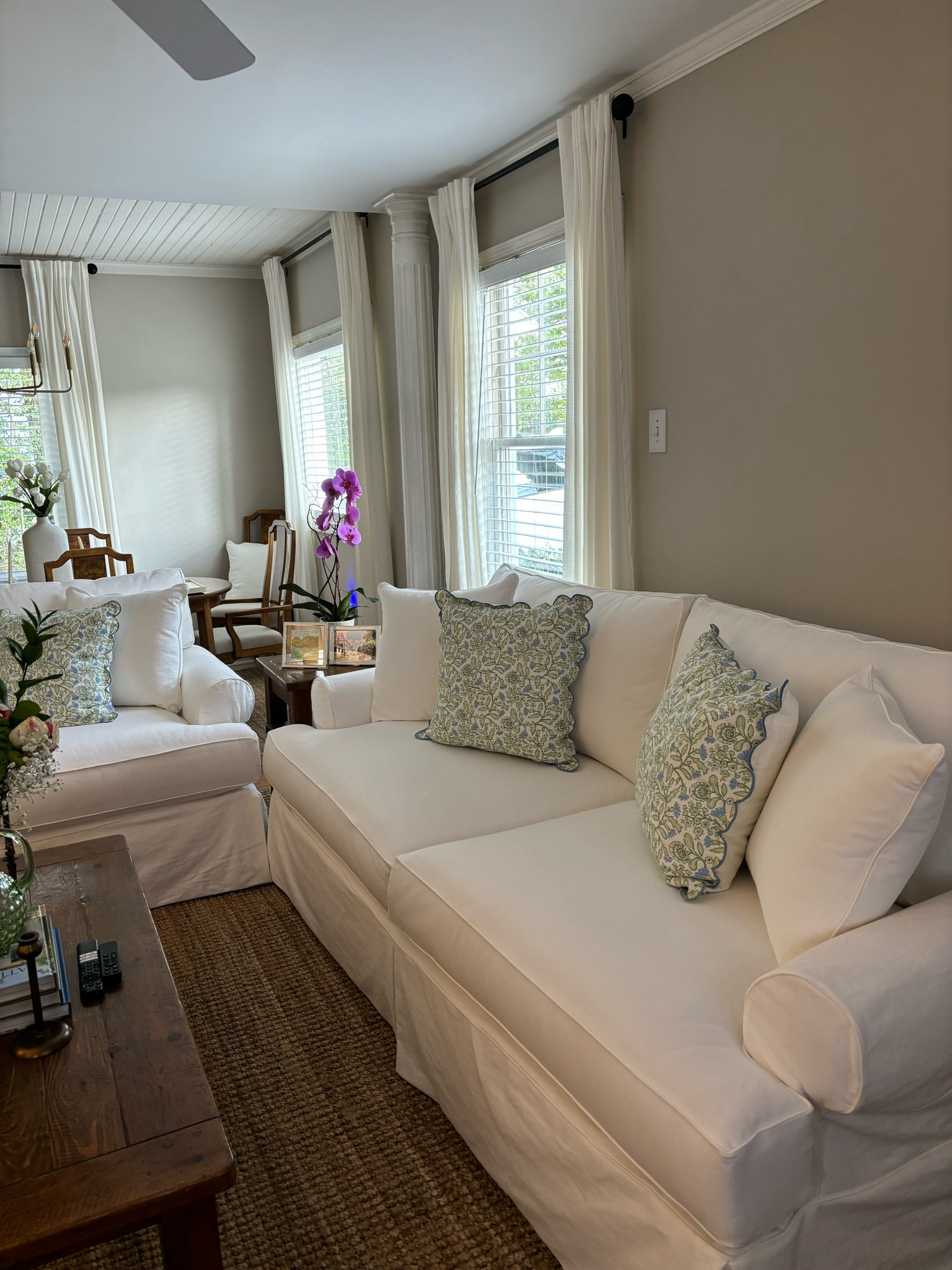 Looking for white couches? I got you! 

Rooms To Go: Beachside Walk Collection

Here’s everything you need to create this bright, white and cozy living room 😚

Also, curtains are IKEA: Ritva 