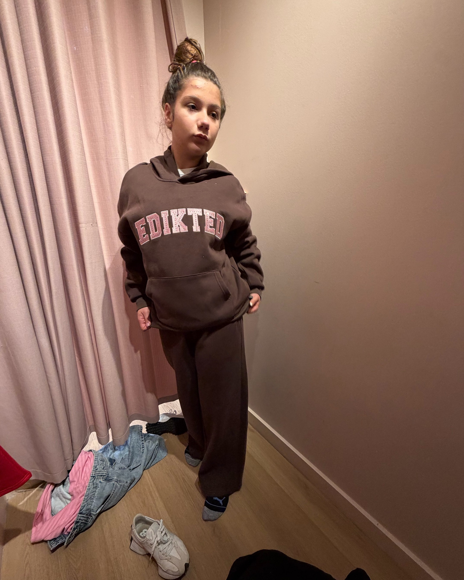 A quick check of the fit shows how to adjust the fit for comfort. This is a good way to test the movement in a simple setup. LTKstorytime

#LTKstorytime