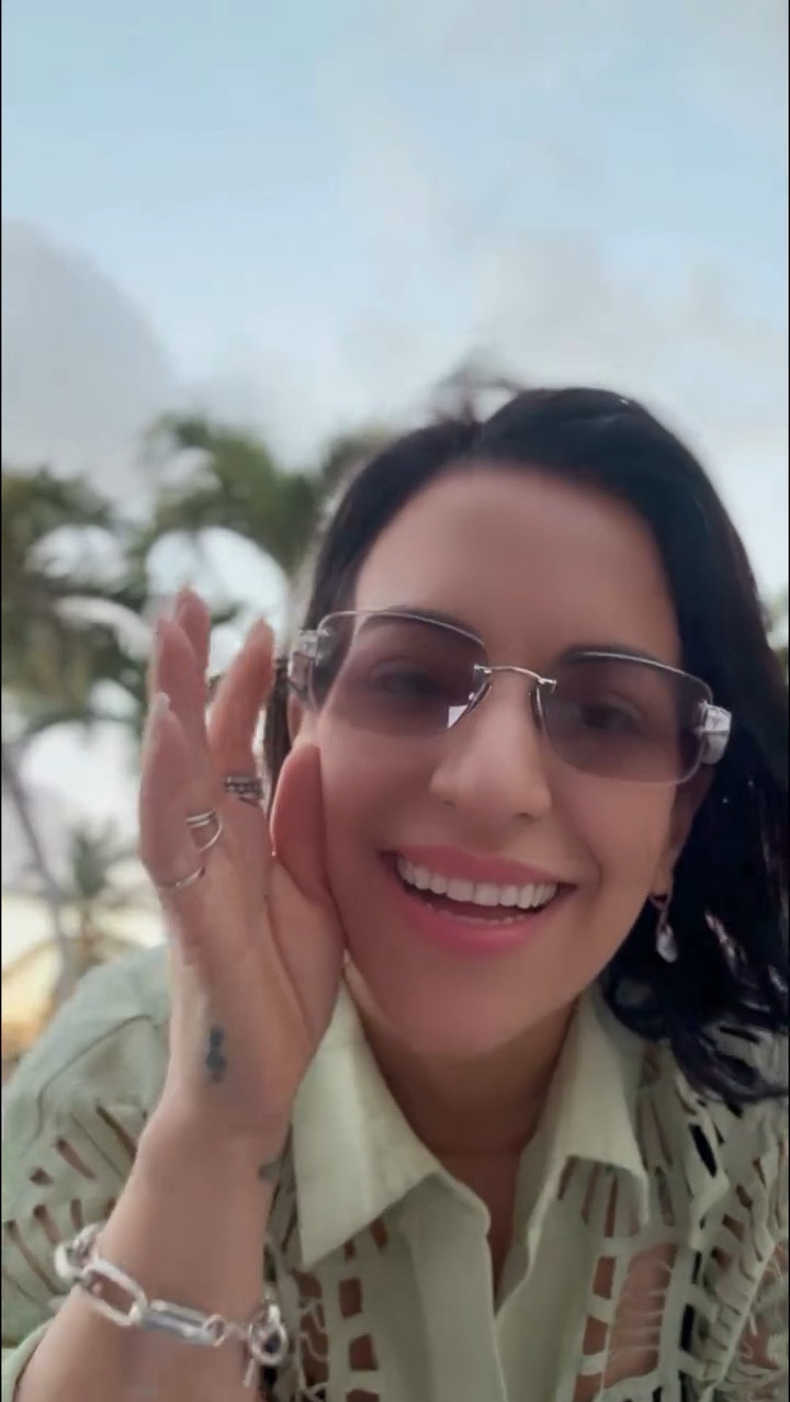 These glasses really said: outfit change… but make it instant. 🕶️✨💃

One second we’re vibing in one color… next second — whole new personality. I can literally match them to my mood mid-dance and I’m obsessed.

I didn’t bring extra sunglasses… because I don’t need to.

Which color is YOUR favorite? 👇
Because I can’t stop switching.
@hellochamelo 

#Chamelo #ColorChanging #MiamiEnergy #FashionFun #SmartLuxury