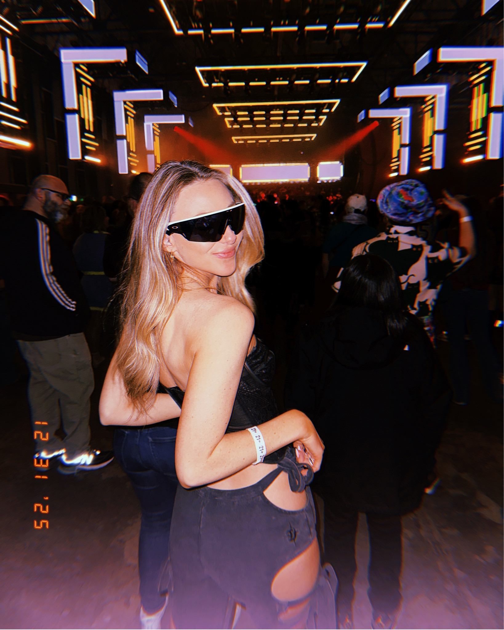 Techno night energy 🖤✨ all black fit, big bass, and the Oakley Meta glasses on so the POV vids hit different. Chicago club nights are undefeated.

#TechnoNight #ChicagoNightlife #ChicagoEDM #RaveFit #AllBlackOutfit #ConcertOutfit #FestivalFashion #ClubFit #NightOutStyle #OakleyMeta #MetaGlasses #SmartGlasses #POVContent #HandsFreeVideo #EDMStyle #TechnoVibes 

#LTKdayinmylife #LTKvlog #LTKTravel