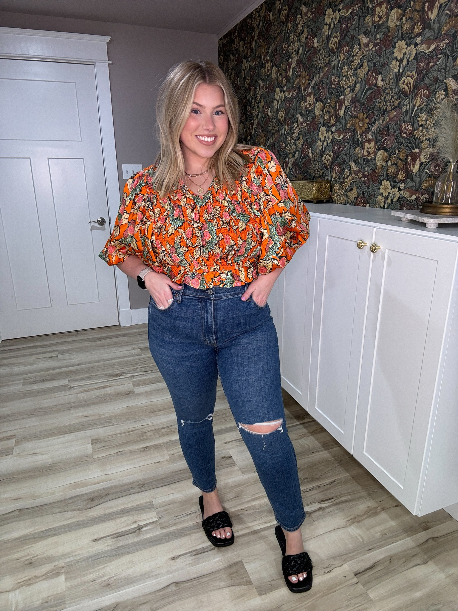 Size large top and size 31 jeans 

#LTKstyletip #LTKmidsize #LTKSeasonal