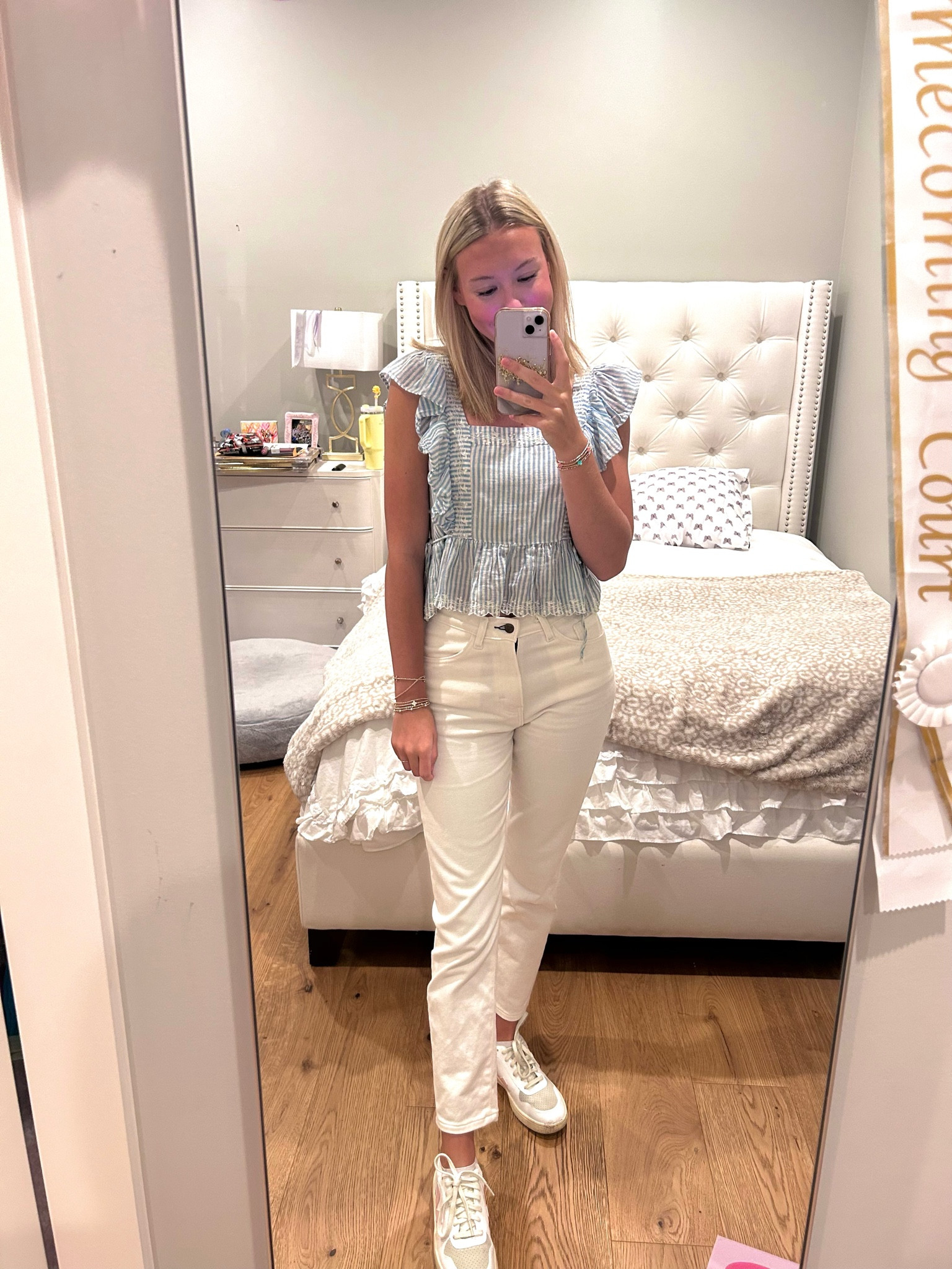 Size small in top. My blue delta jeans are custom fit to me. Linked some Anthropologie jeans that are kind of the same fit. Top from Zara 