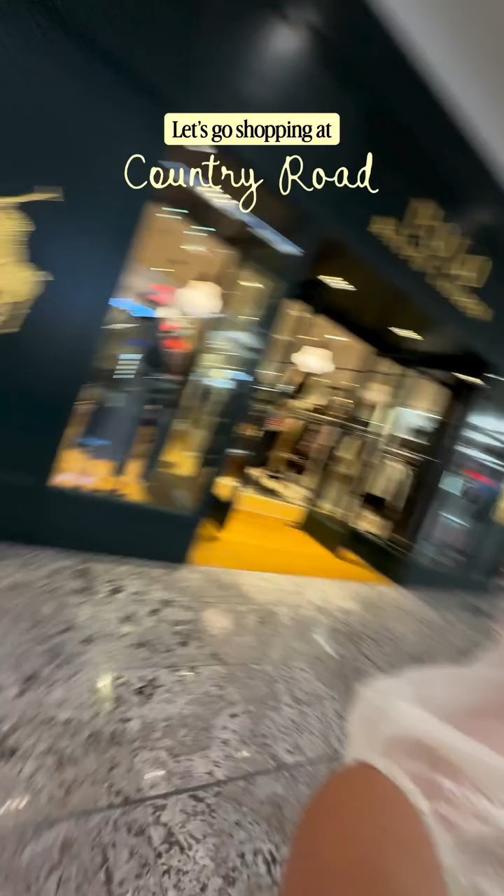 Let’s go for a little shop in @countryroad 🥳

Wearing a size 16 in all the pants, size L in the blue top and size m in the jumper