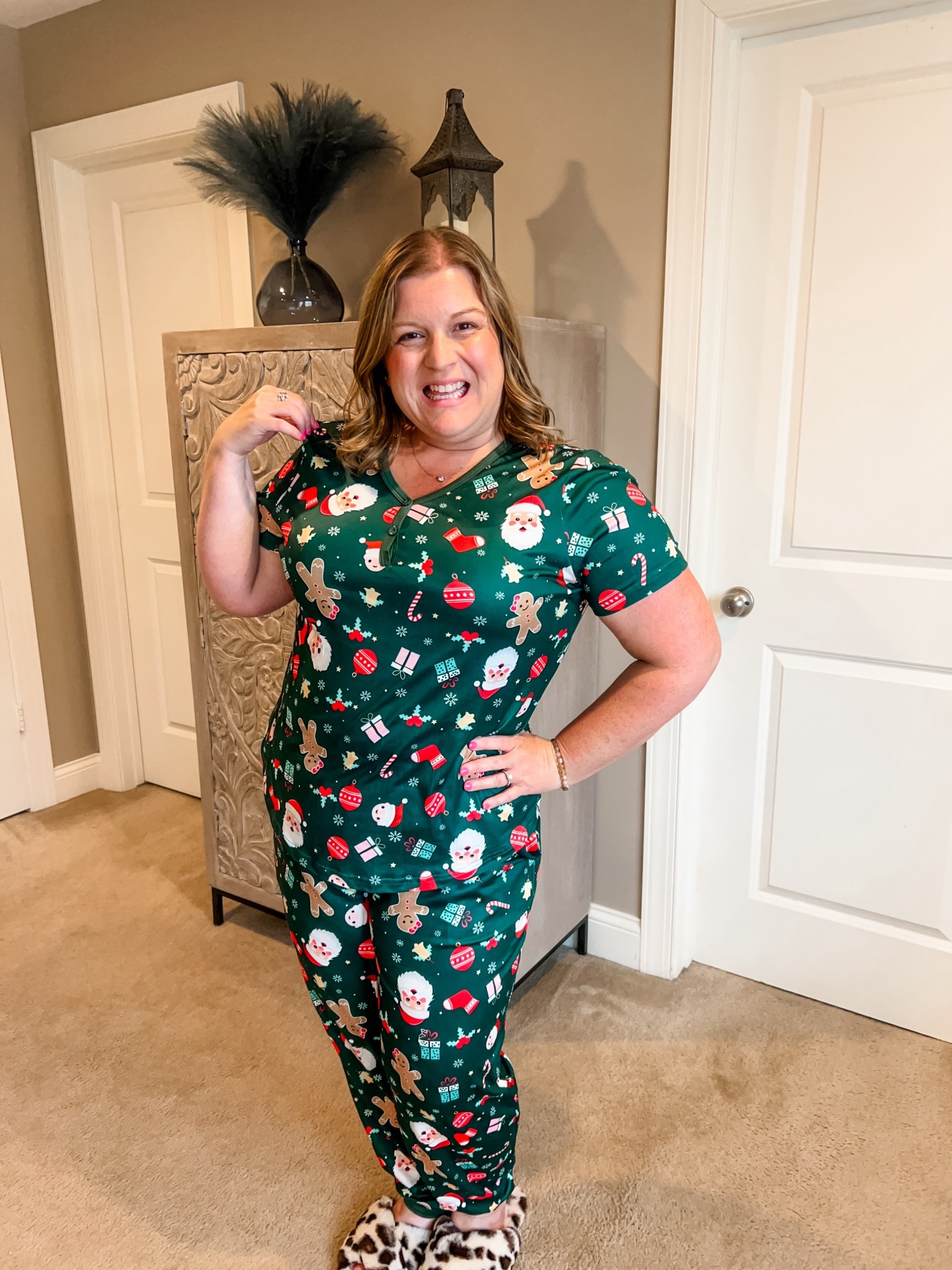 Christmas jammies ready for November! 🎄✨ Wearing a size XL! They are soft and comfortable.


#LTKFindsUnder50 #LTKOver40 #LTKMidsize