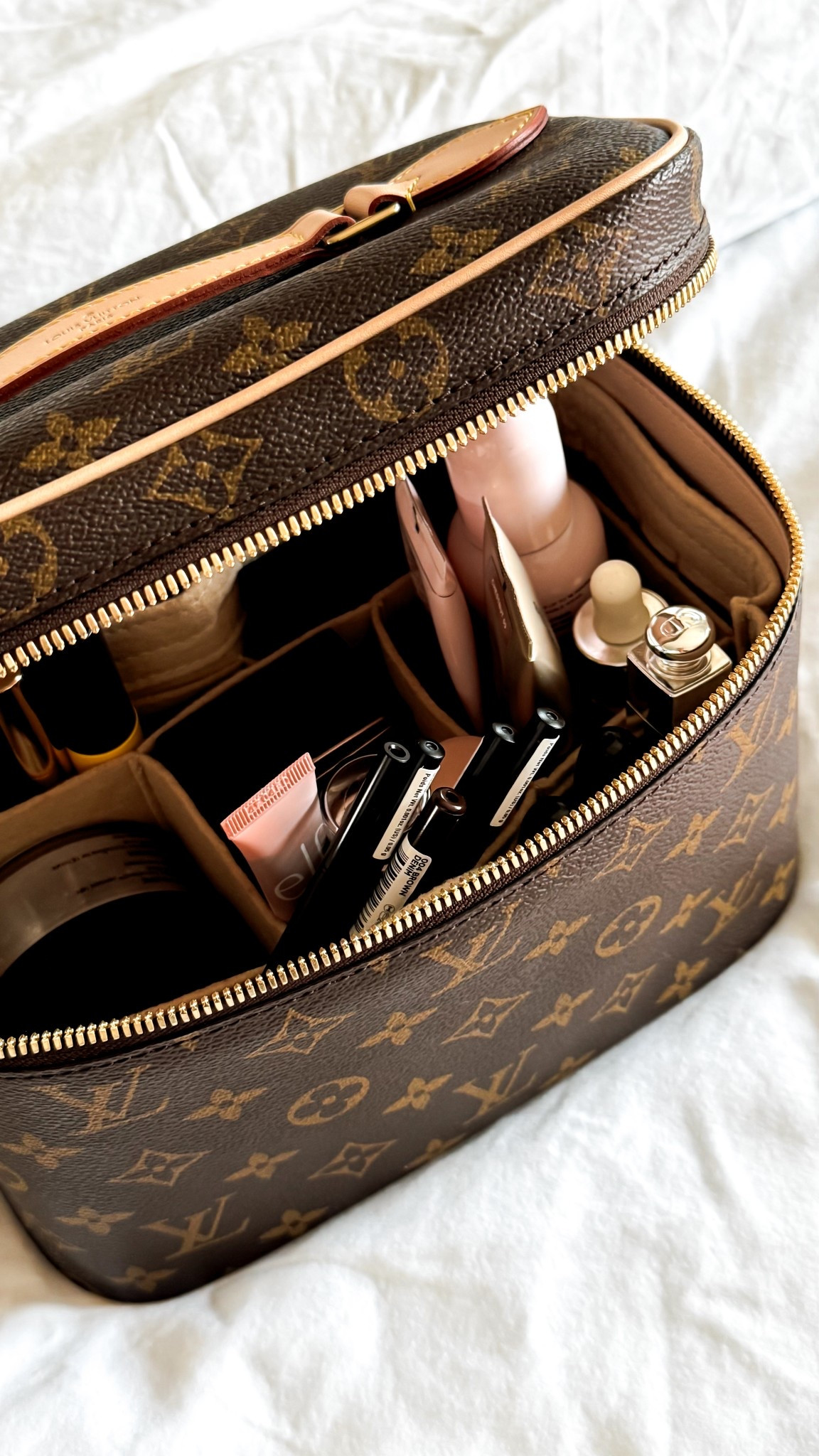 What’s in my makeup bag?

Louis Vuitton Nice BB / black makeup / foundation / highlighter / contour / L’Oréal / space NK / NARS


#LTKbeauty #LTKluxury #LTKspring