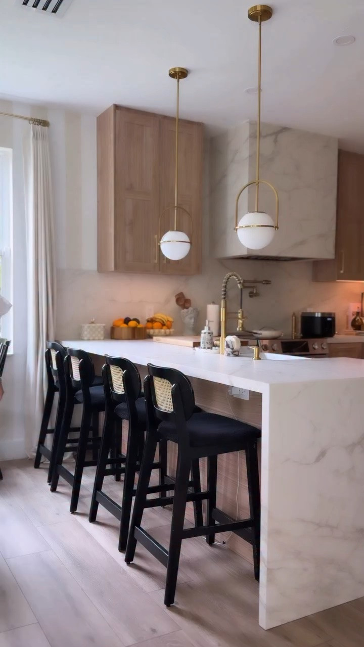 Estos bar stools están increíbles! Vienen en 3 colores y la calidad está TOP! 👌🏼 especialmente por el precio 👀