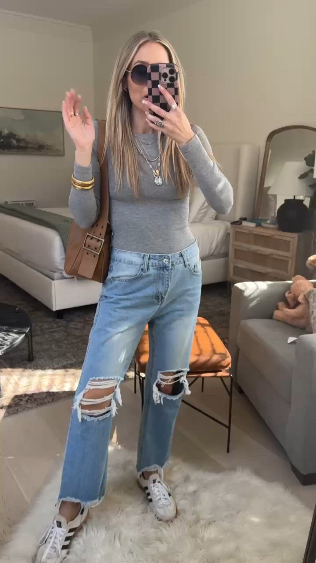 This Amazon tee looks like it’s from Aritzia! The perfect “no bodysuit, bodysuit” 

Wearing size s / my tts 
5’5” | 120 lbs | size 4 


Paired with denim from Amazon, Free People accessories + my neutral Adidas 

#LTKStyleTip #LTKItBag #LTKFindsUnder100