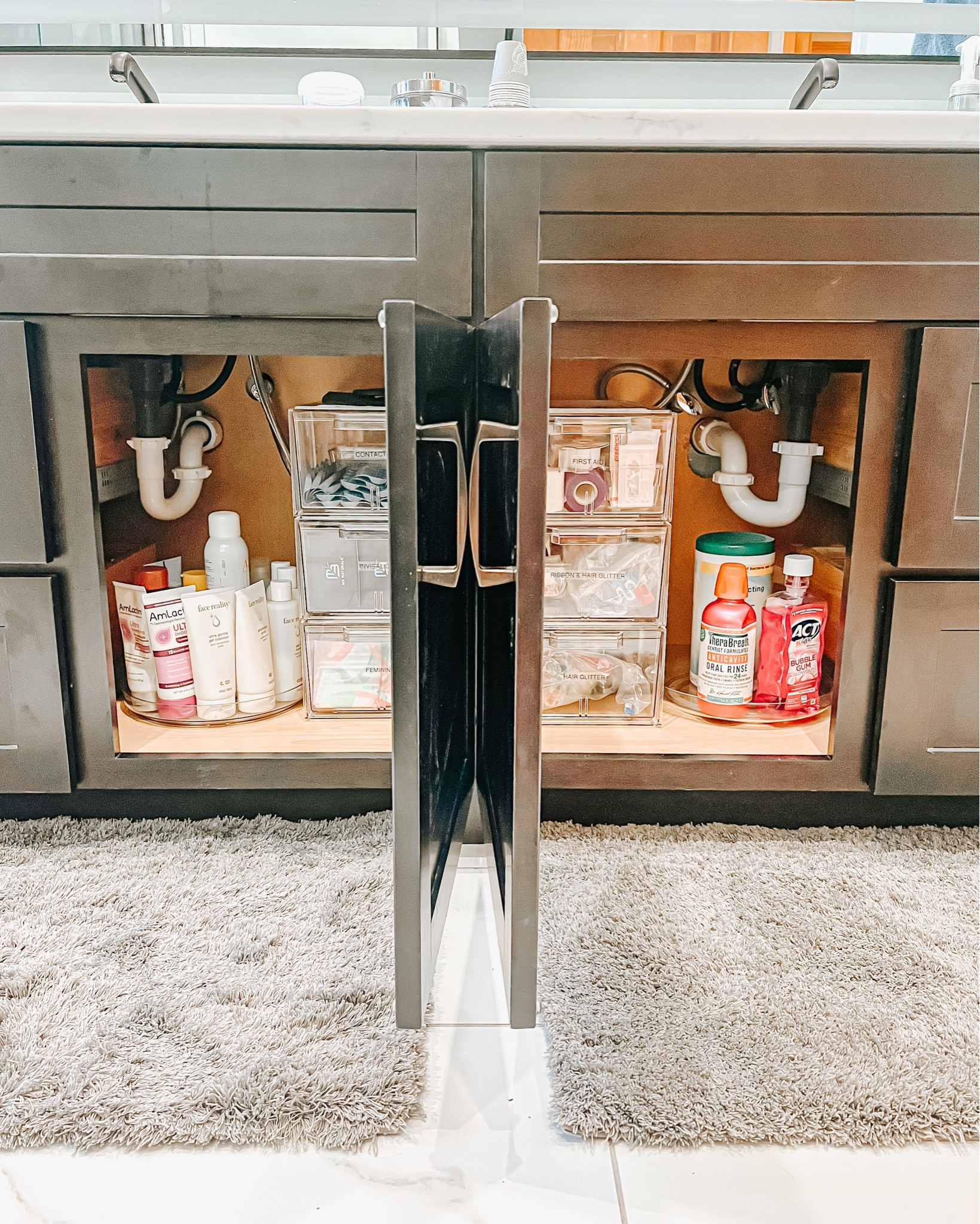 Is your morning routine Monday-ready? 💪🏻☀️

#organizedbyjm #homeorganization #bathroomorganization #thecontainerstore #organizedhome