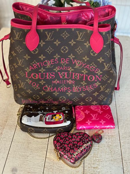 Happy Saturday! Switched out to my LV Ikat Neverfull in Indien Rose but kept the same slgs as yesterday. 

#LTKitbag #LTKstyletip #LTKGiftGuide