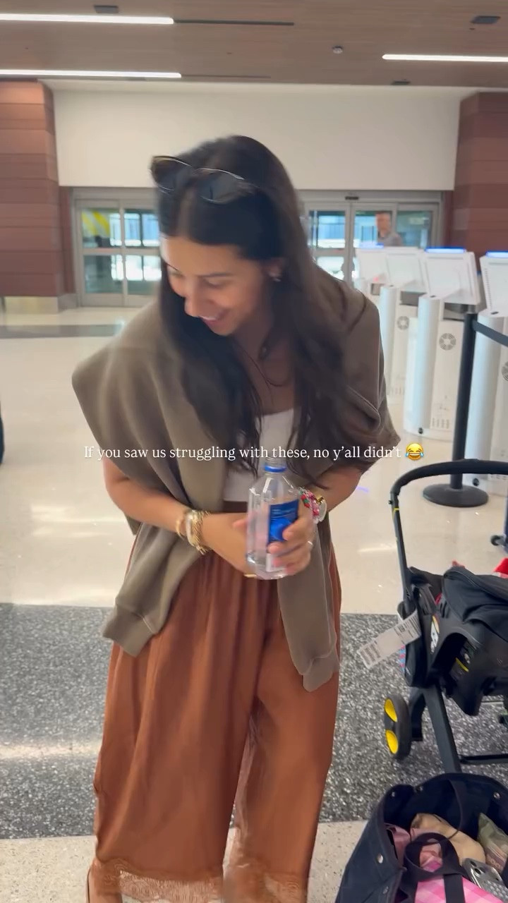 Just some airport shenanigans & keeping the luggage’s in line 😆

Top: medium 
Bottoms: medium 

Dressupbuttercup.com #dressupbuttercup #dederaad

#LTKootd #LTKmomlife #LTKSeasonal