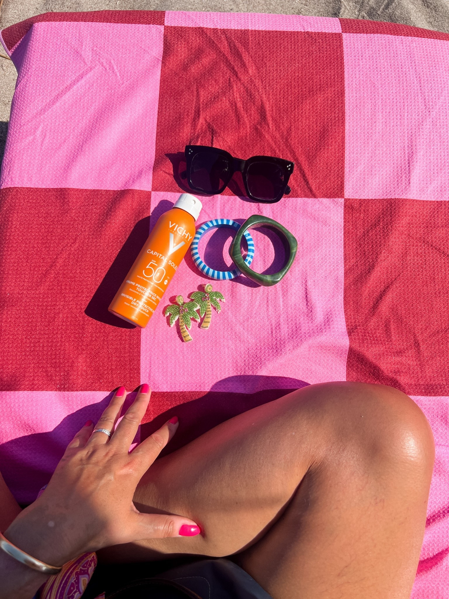 Strand essentials. Mijn favoriete goedkope zonnebril die mag beschadigen of kwijt raken want ik heb er 5 😂. Goede zonnebrand. Ik begin met factor 50 en daarna meestal factor 30. De gestreepte armband kocht ik op Kos en de rest is gelinkt. 



#LTKtravel #LTKnederlands #LTKeurope