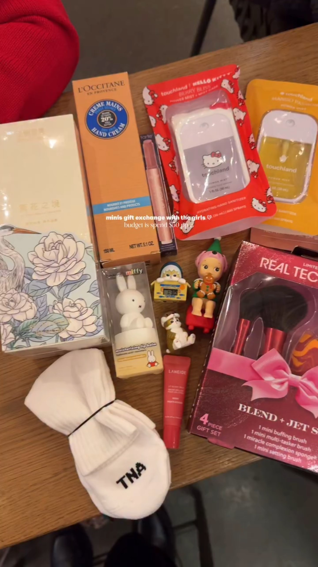 just 4 girlies with a $30 budget pp ♡ here’s what we got for our minis gift exchange ⋆౨ৎ˚⟡˖ ࣪

@laneige_us lip balm 
@biodance_global sheet mask 
@realtechniques brush set 
@baggu miffy tote
@mofu_sand blindboxes
@aritzia socks 
@touchland hand sanitizer
@tartecosmetics lip plump
@thecremeshop miffy lip balm
@sonnyangel.usa santa’s little helper series
@loccitane hand cream 
+ song chao diffuser

#giftexchange #christmas #holidays #holidayseason