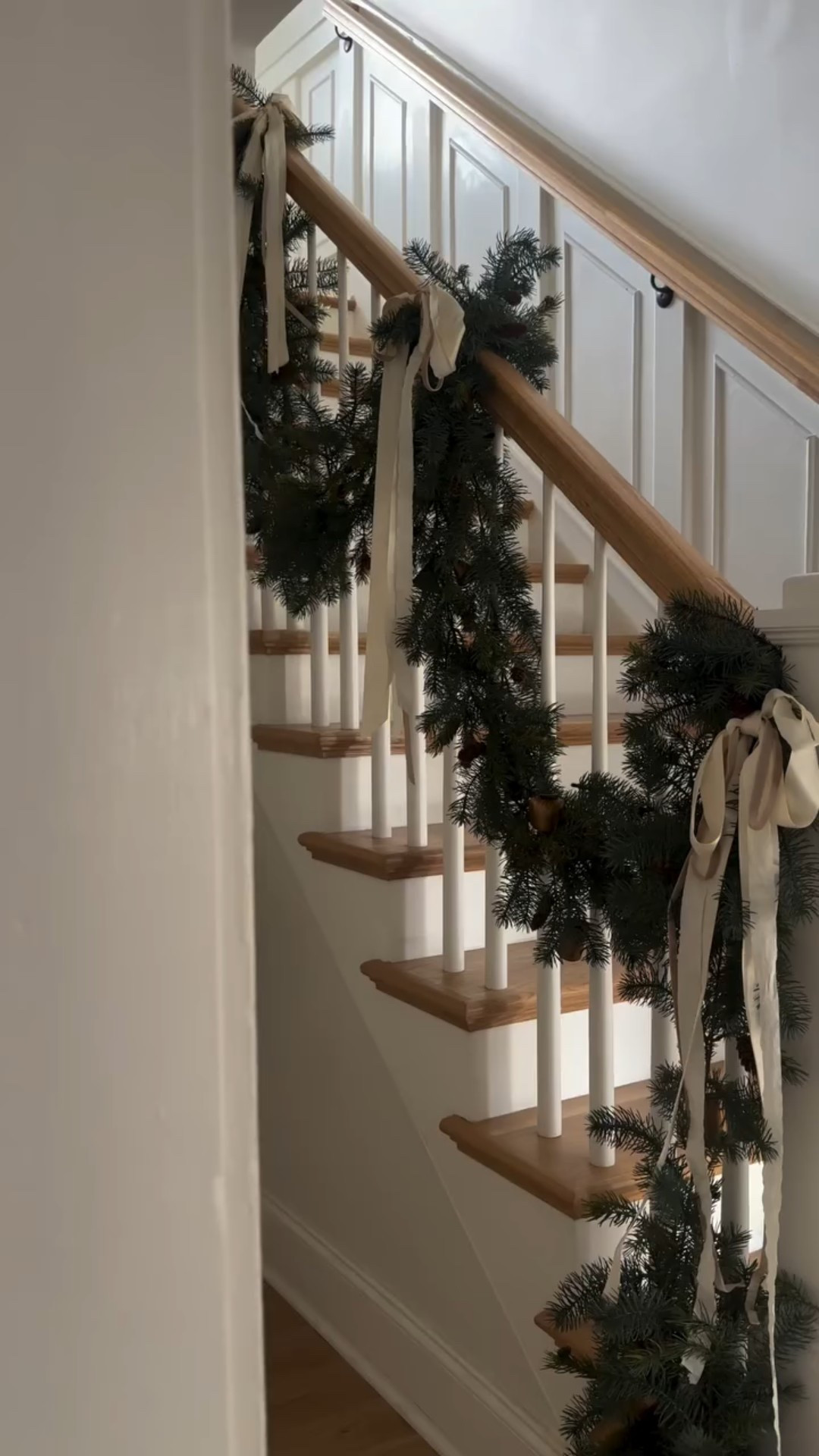 The best garland is now 60% off, just in time for your final decorating touches OR to stock up for next year 🤍 

Comment SHOP below to receive a DM with the link to this post on my LTK ⬇ https://liketk.it/5FHlp 

#holidayhome #holidayhomedecor #holidaygarland #affordableholidaydecor #traditionalhome #homedecor #staircasegarland